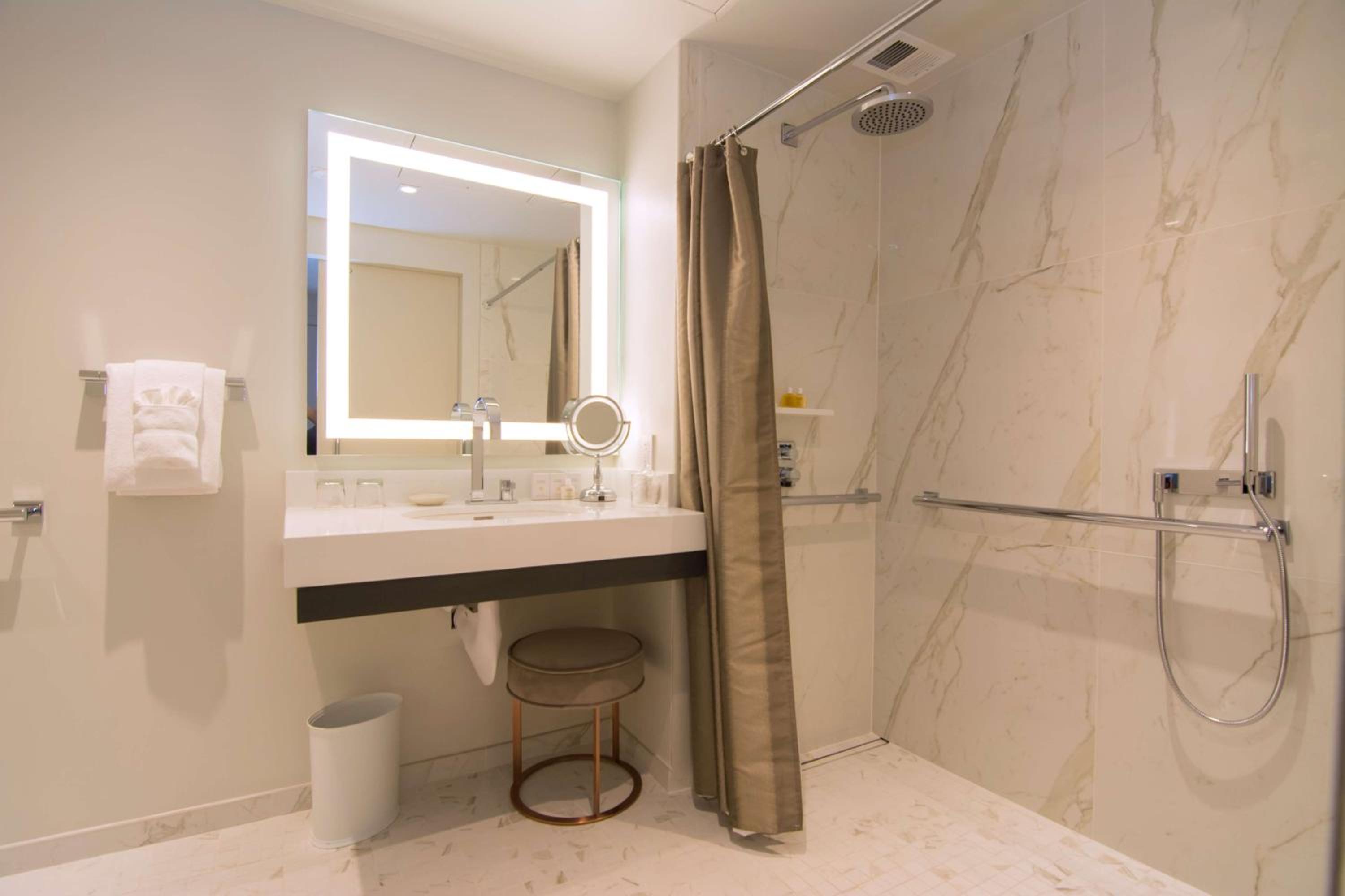 Junior King Suite - Disability Access with Roll-In Shower/Non-Smoking - Photo 4