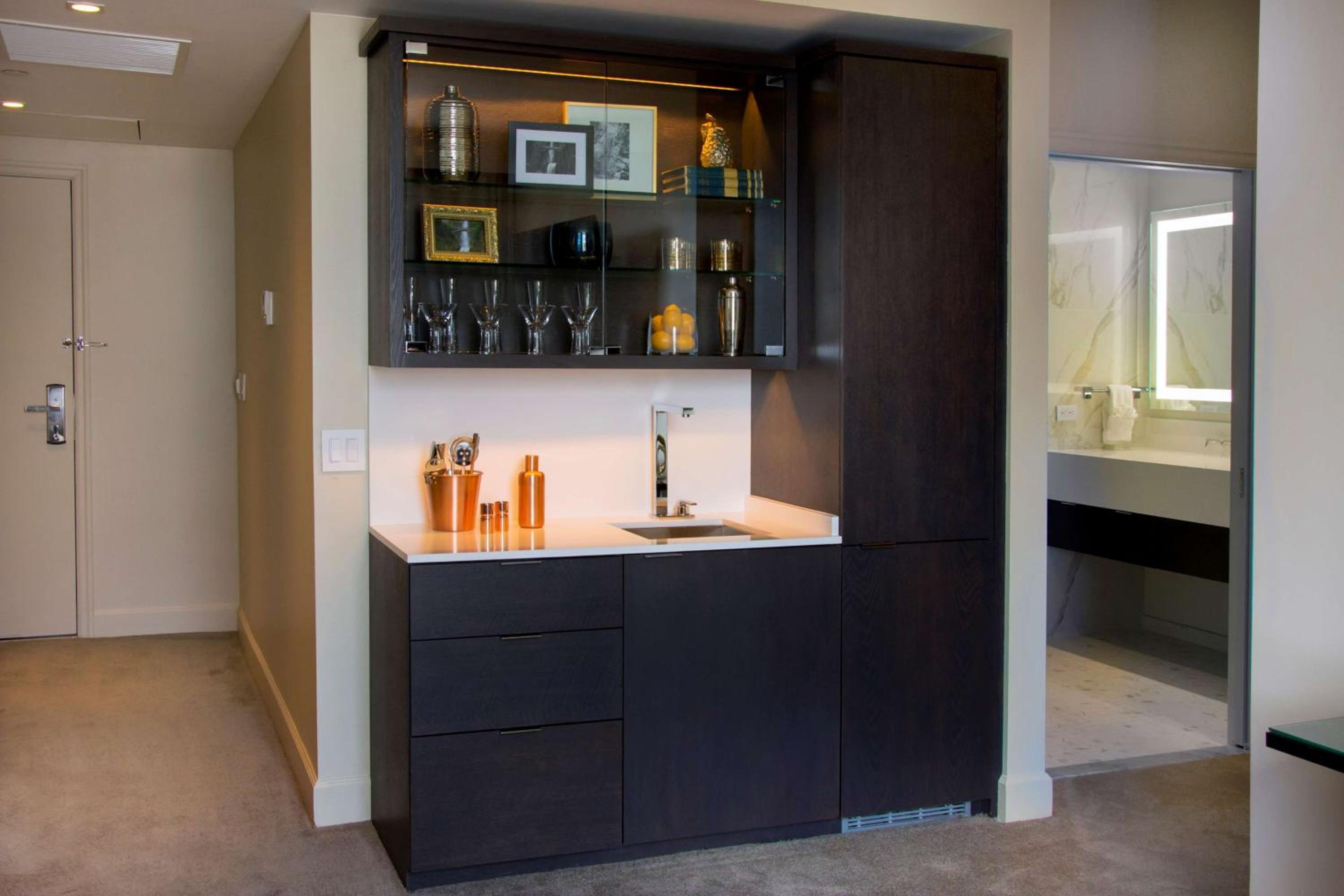 King Penthouse Suite with City View thumbnail 5