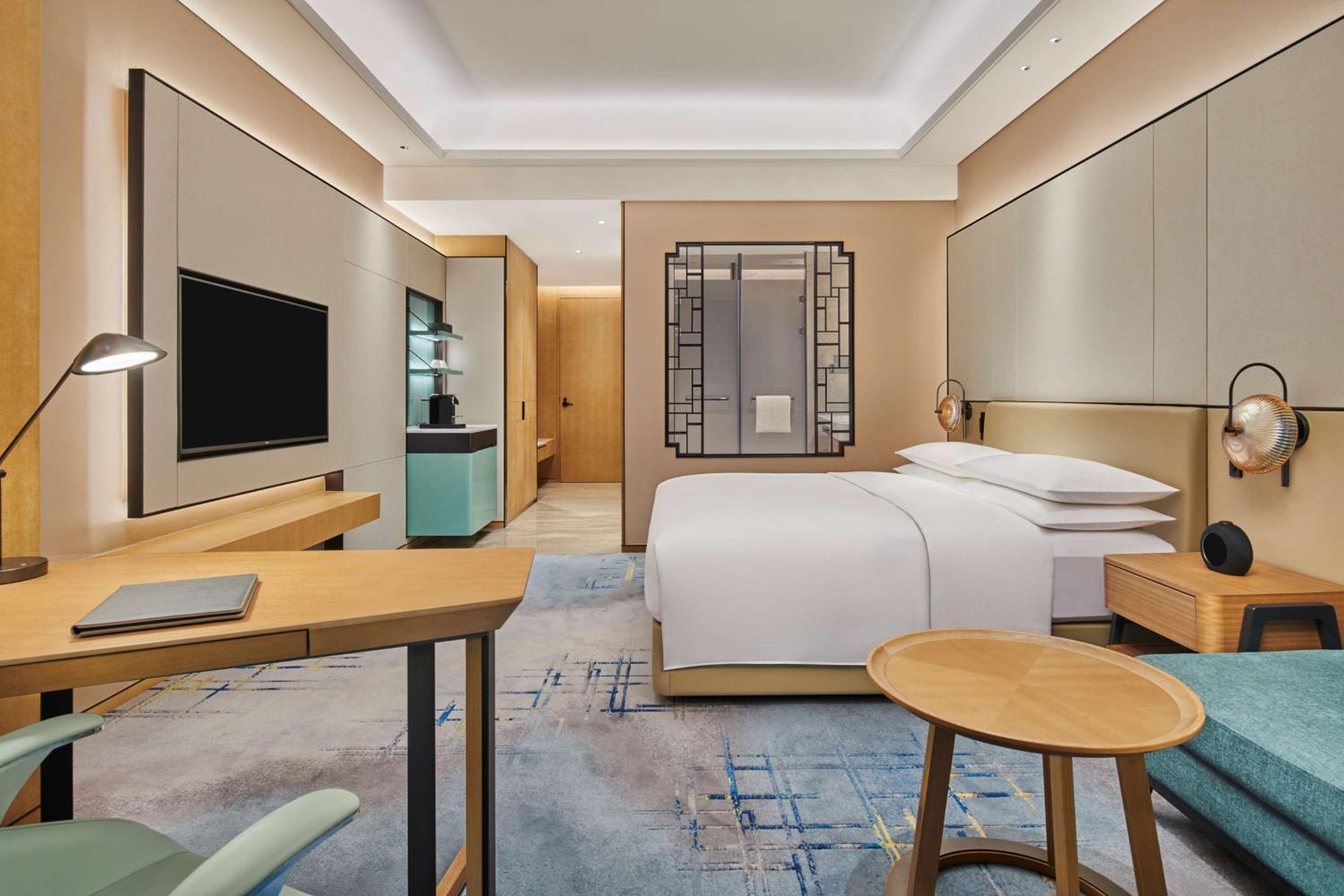 Deluxe King Room - Photo 8