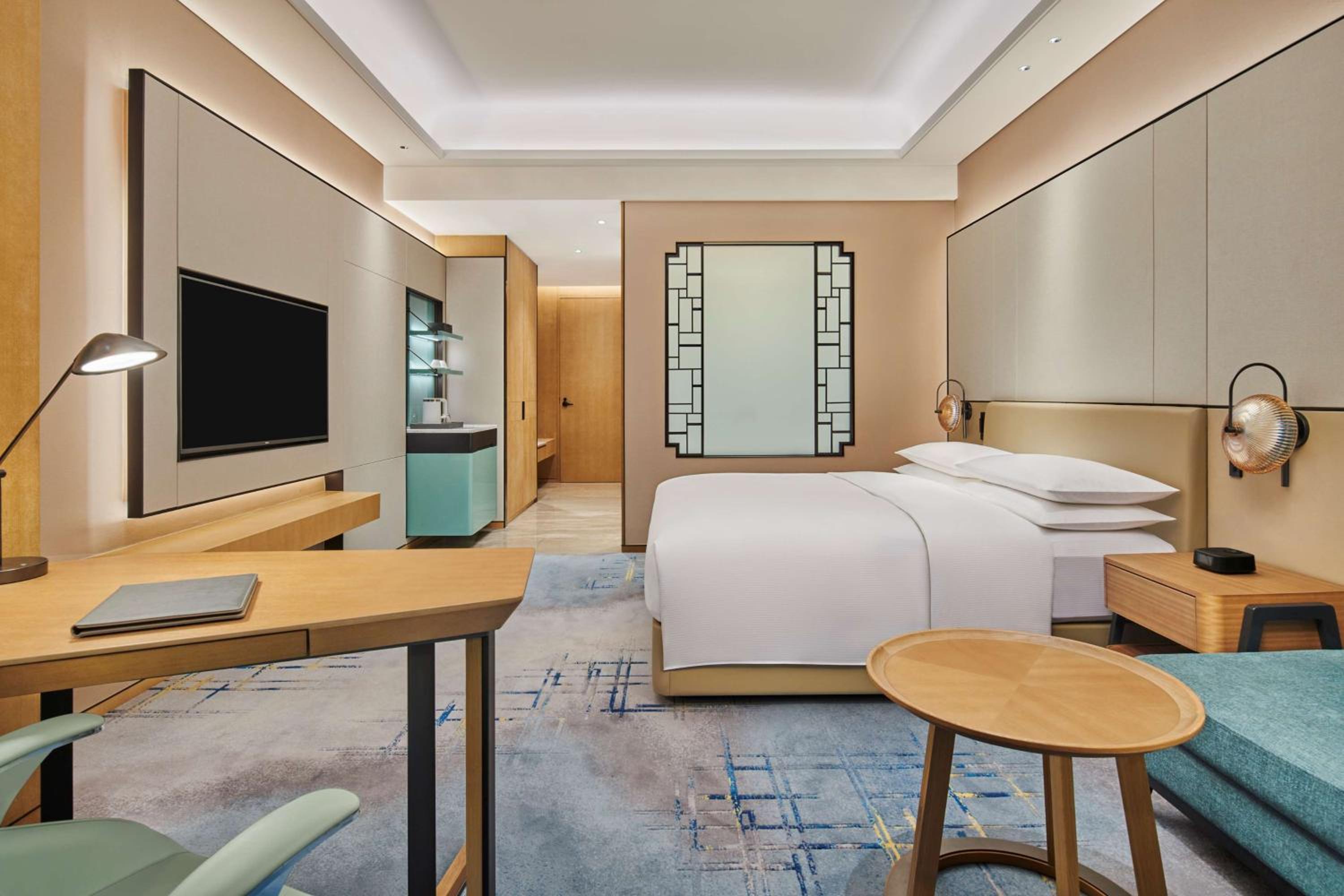 Deluxe King Room - Photo 7