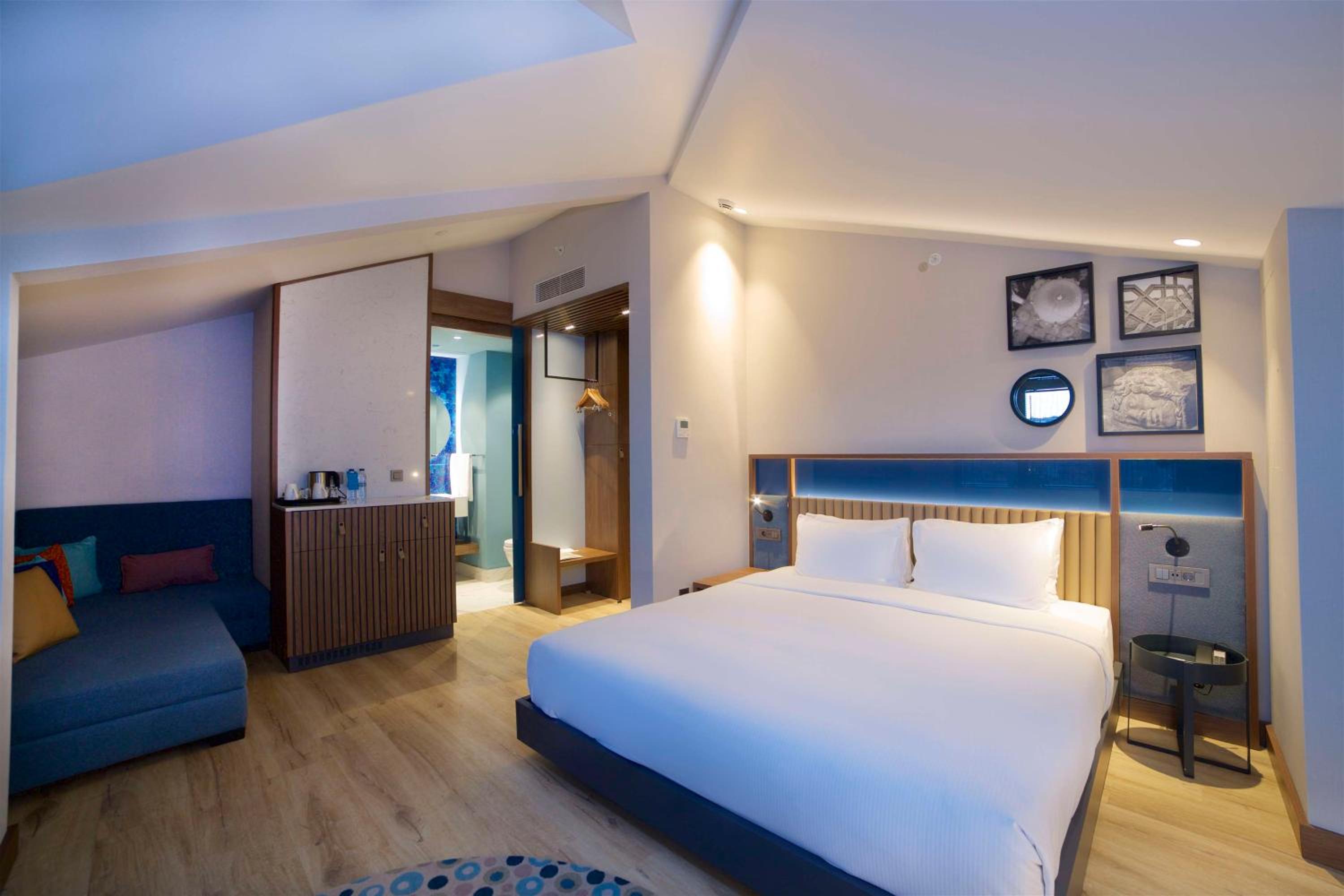 King Room with Sofa Bed and Terrace thumbnail 5