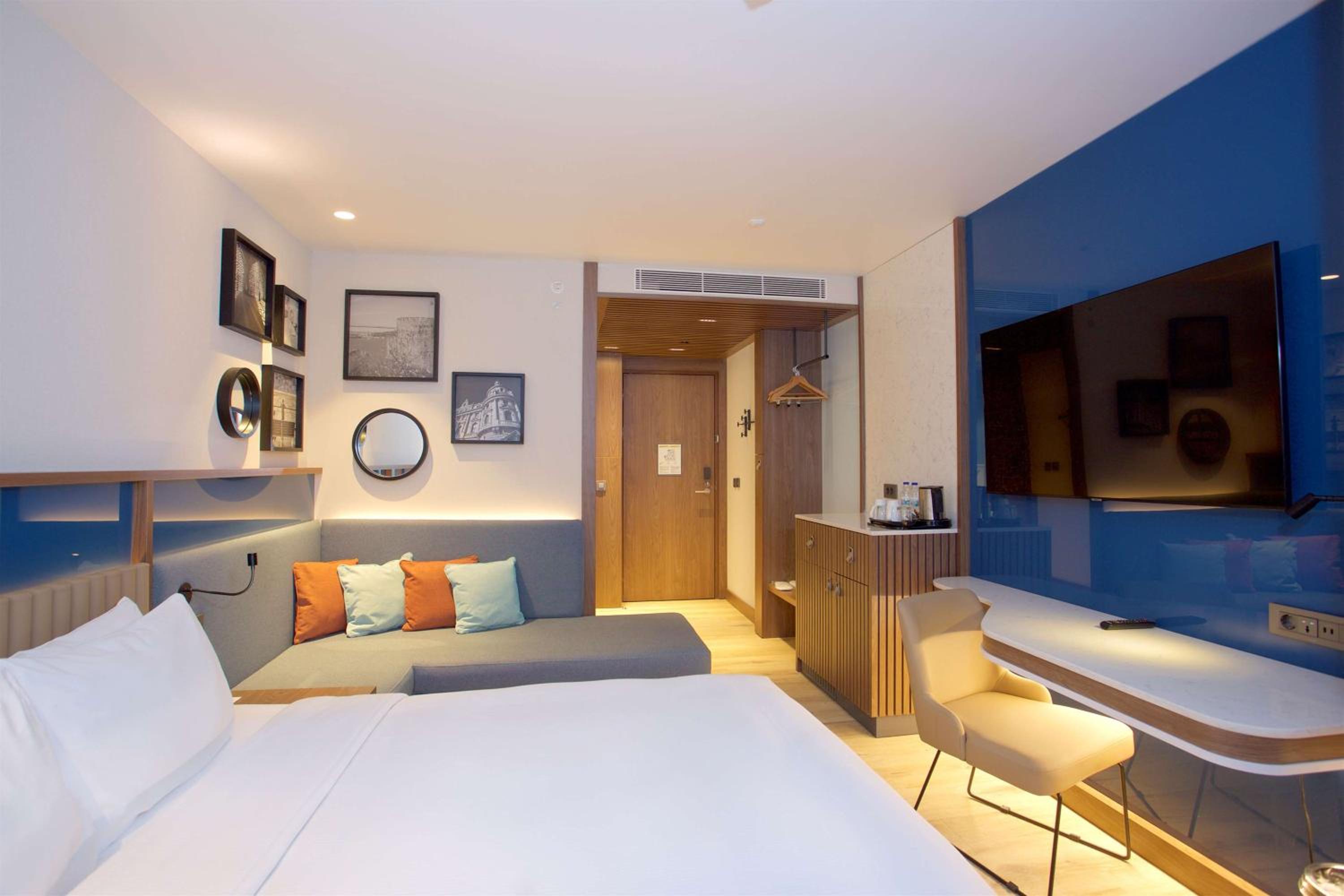 King Room with Sofa Bed thumbnail 5