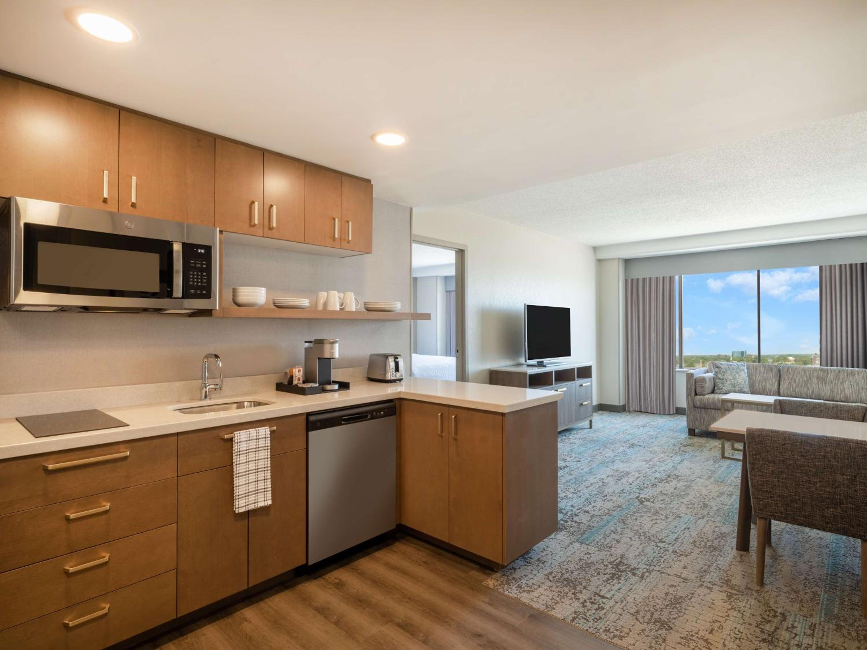 One-Bedroom Queen Suite with River View - Hearing Accessible - Photo 5