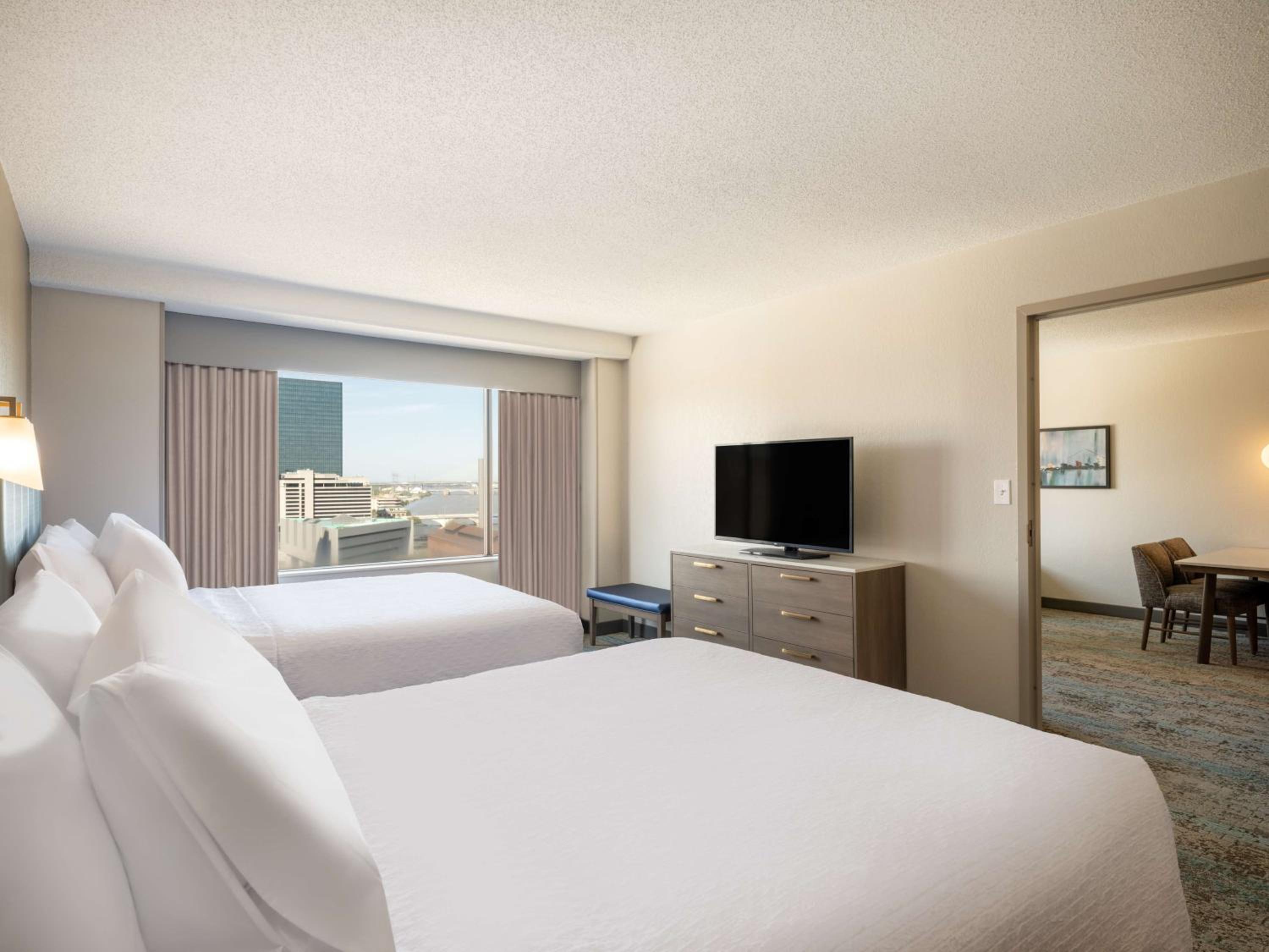 One-Bedroom Queen Suite with River View - Hearing Accessible - Photo 4