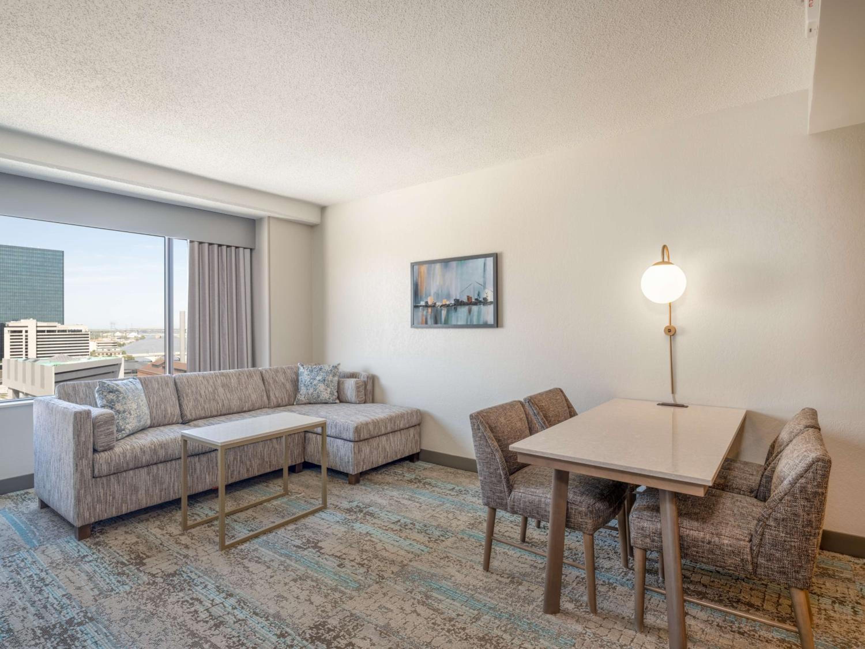 One-Bedroom Queen Suite with River View - Hearing Accessible - Photo 3