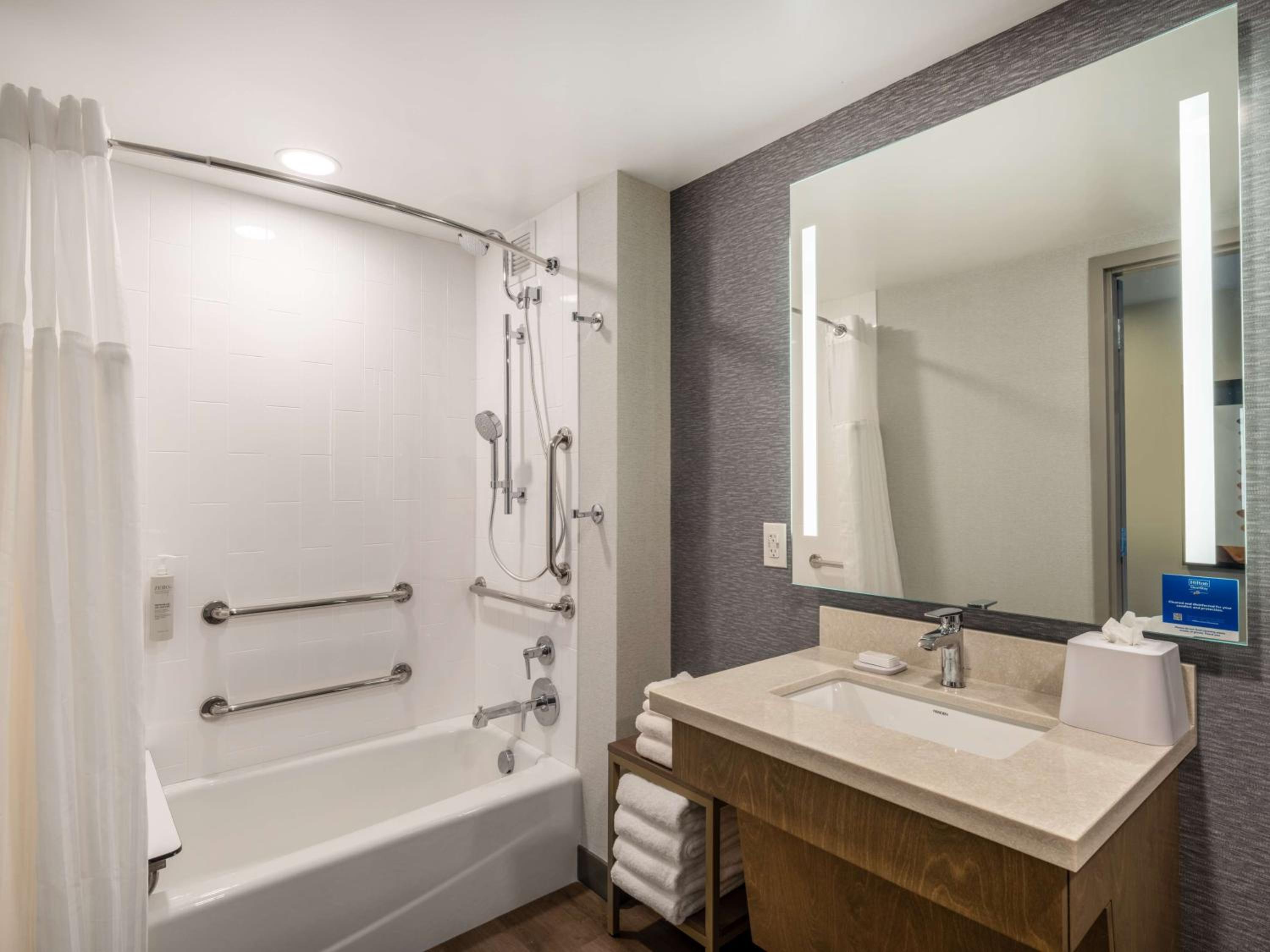 King Suite with Bath tub and River View - Mobility Accessible - Photo 3