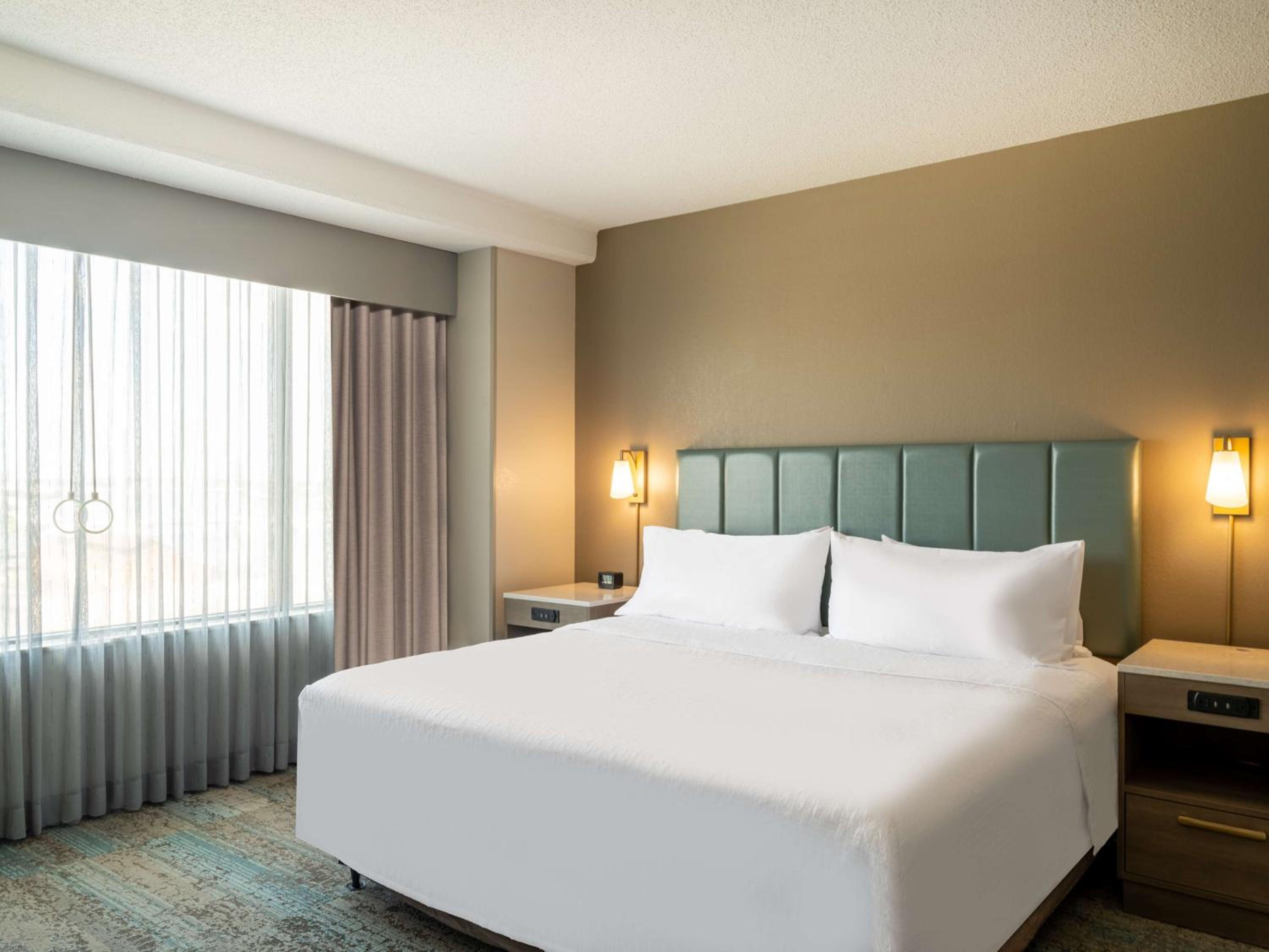 King Suite with Bath tub and River View - Mobility Accessible - Photo 5