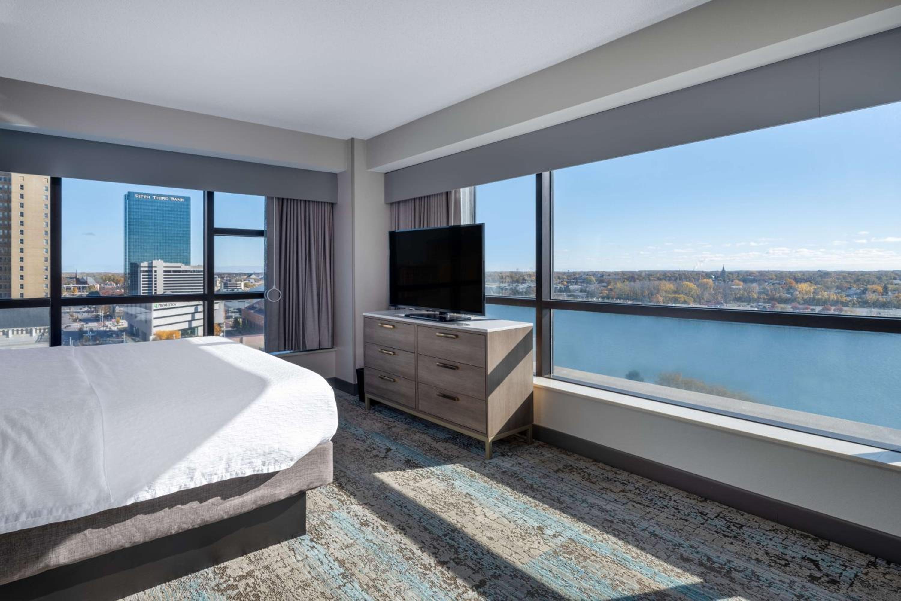 King Studio Suite with River View - Non-Smoking - Photo 3