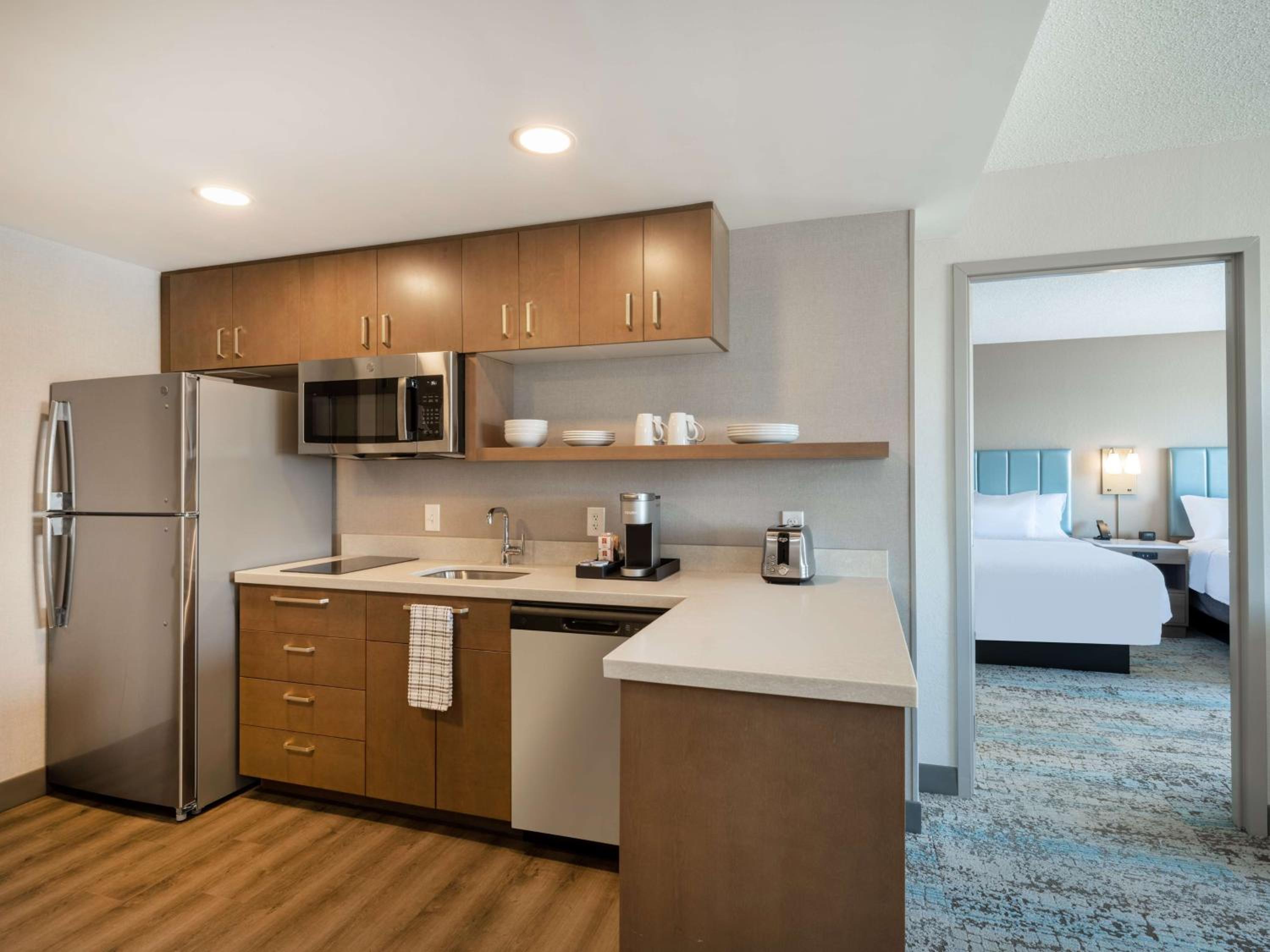 One-Bedroom Queen Suite with River View - Hearing Accessible - Photo 2