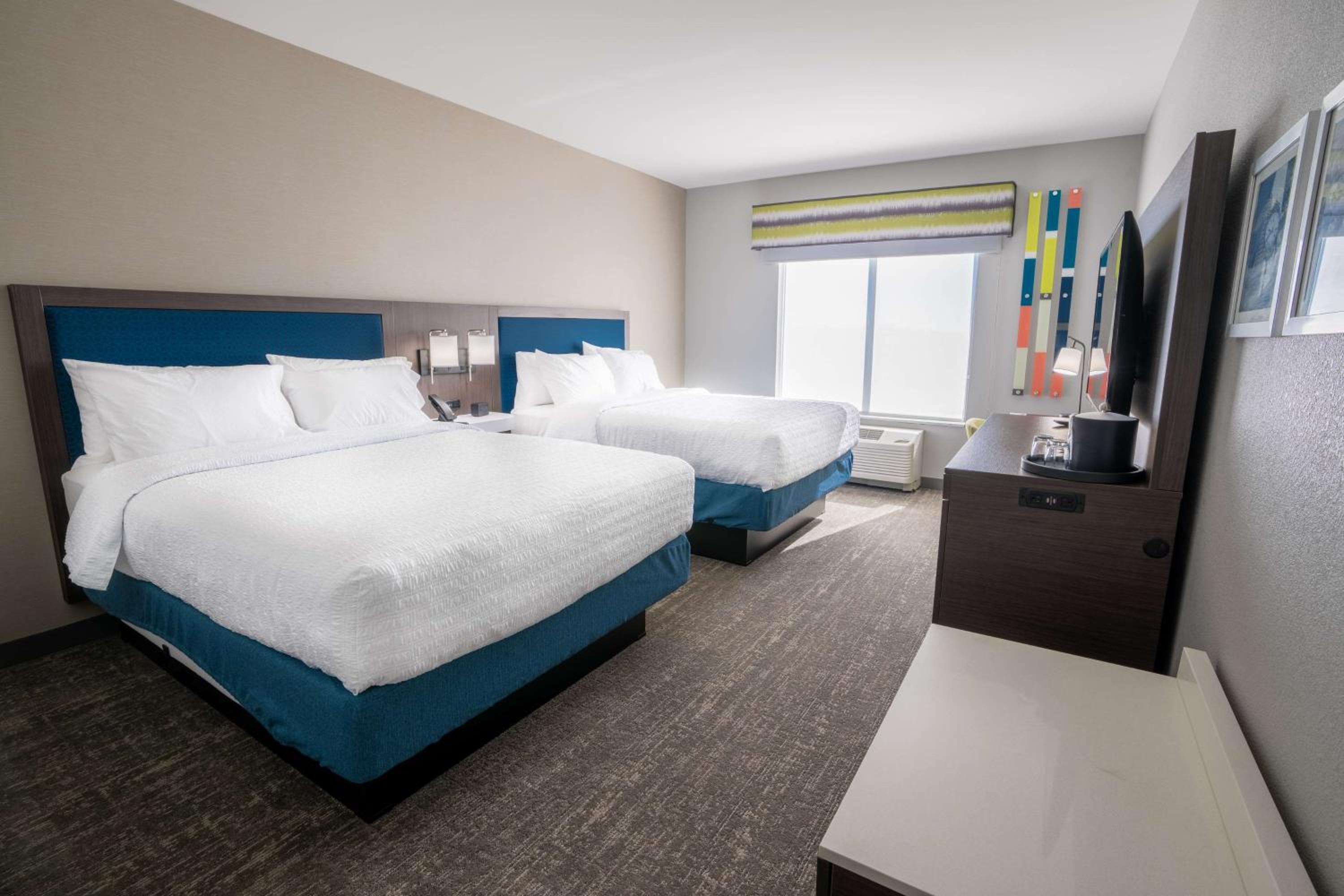 Queen Room with Two Queen Beds - Photo 2