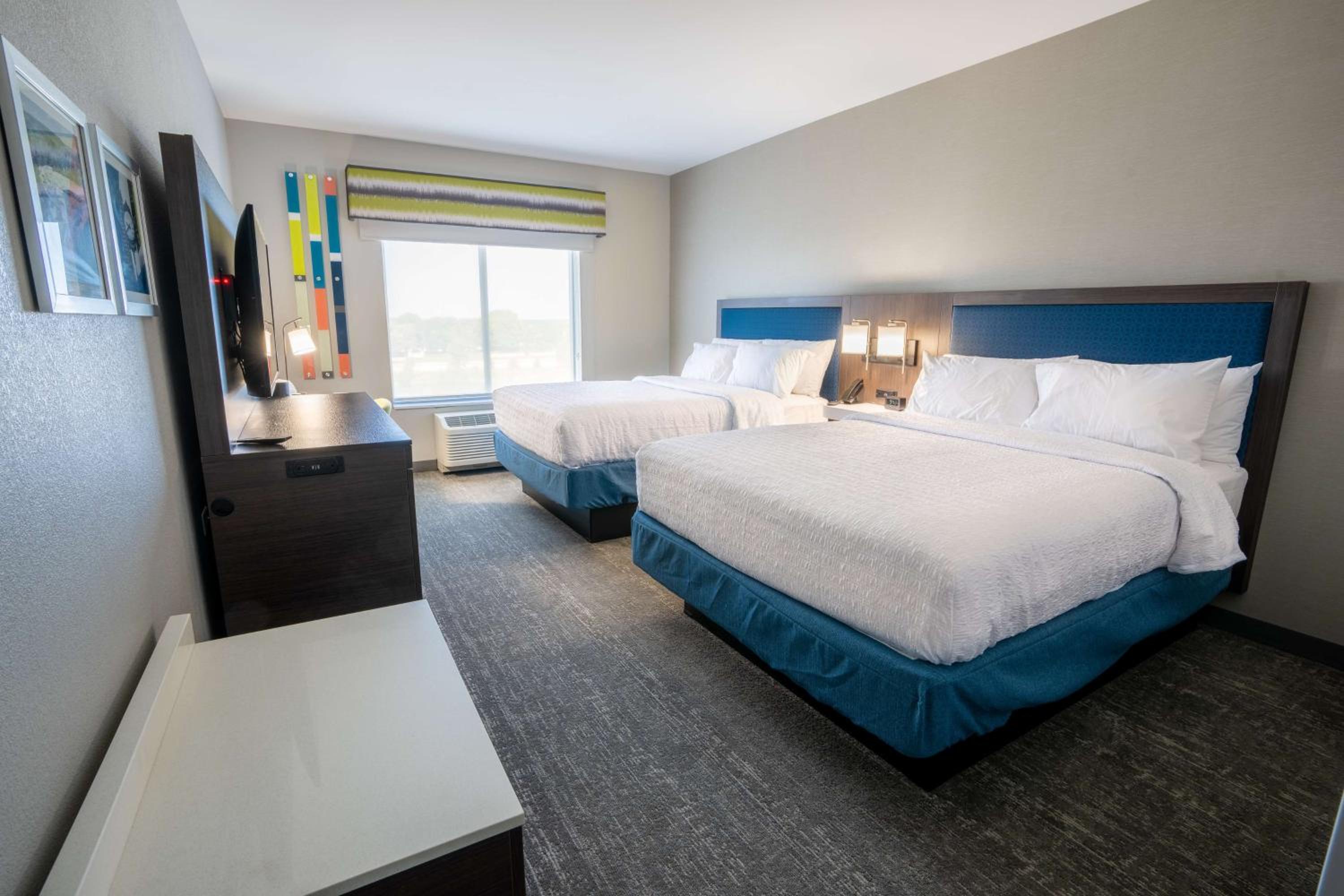 Queen Room with Two Queen Beds - Photo 3