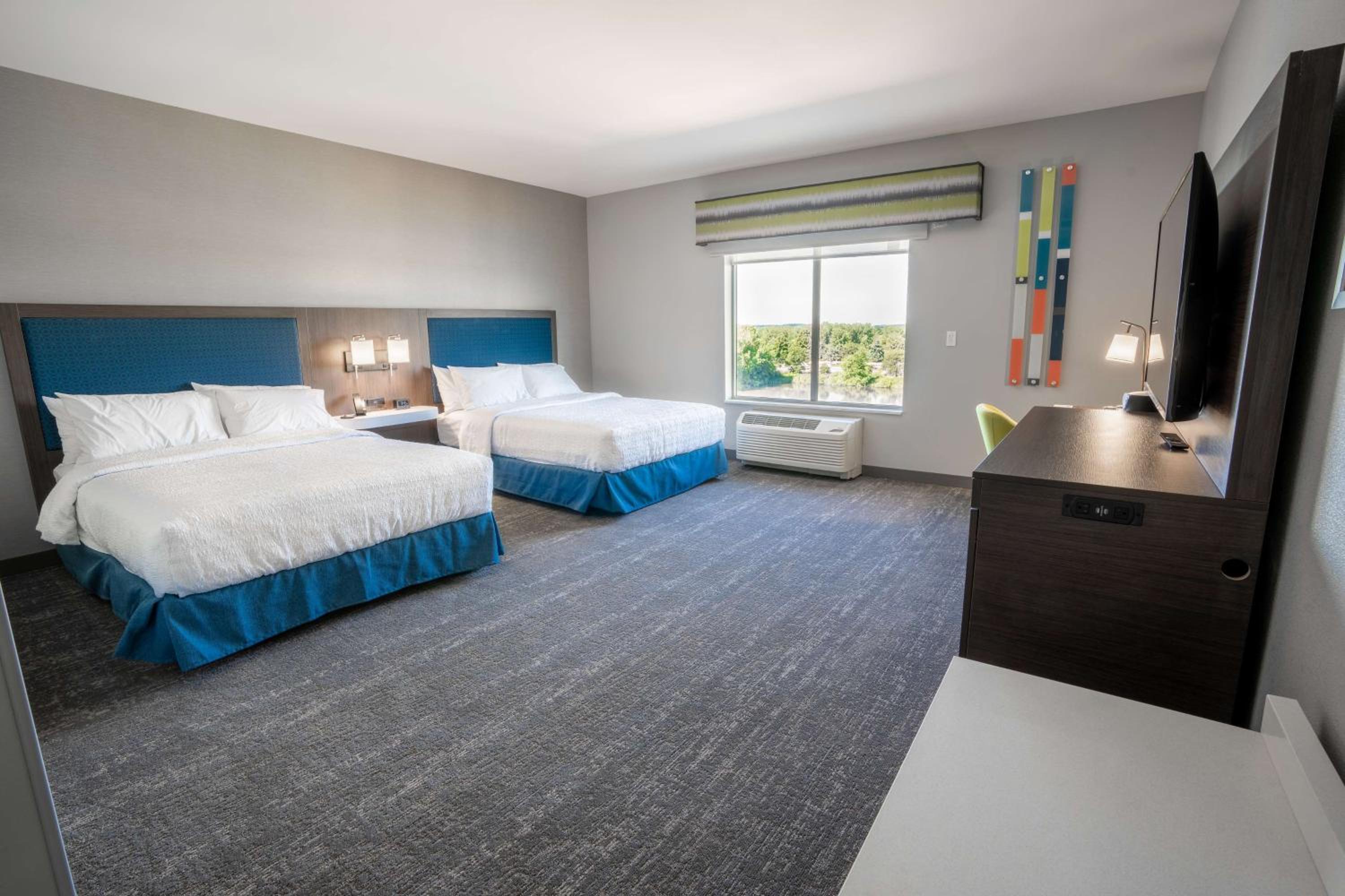 Queen Room with Two Queen Beds - Photo 4