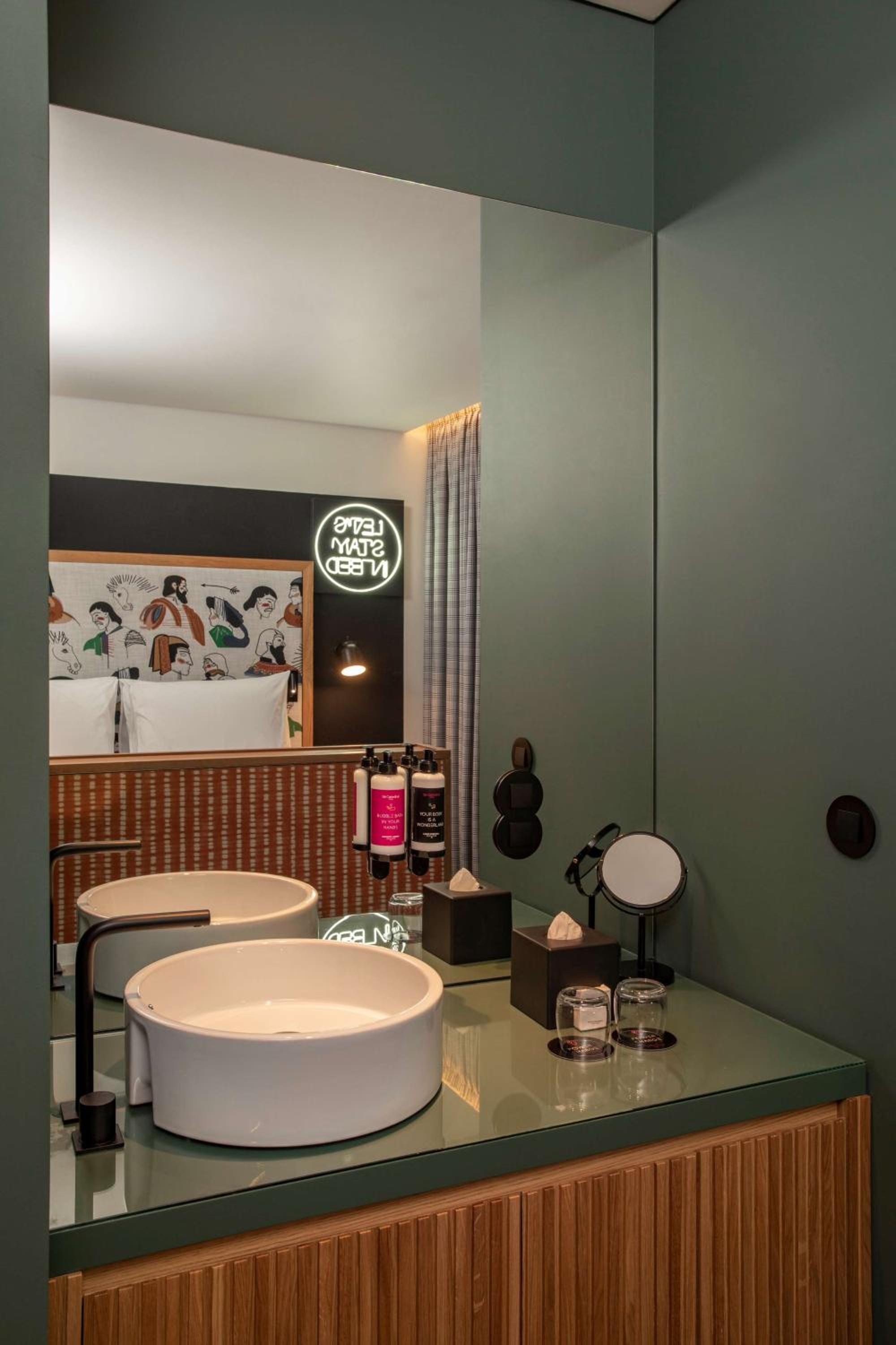 King Guest Room - Photo 4