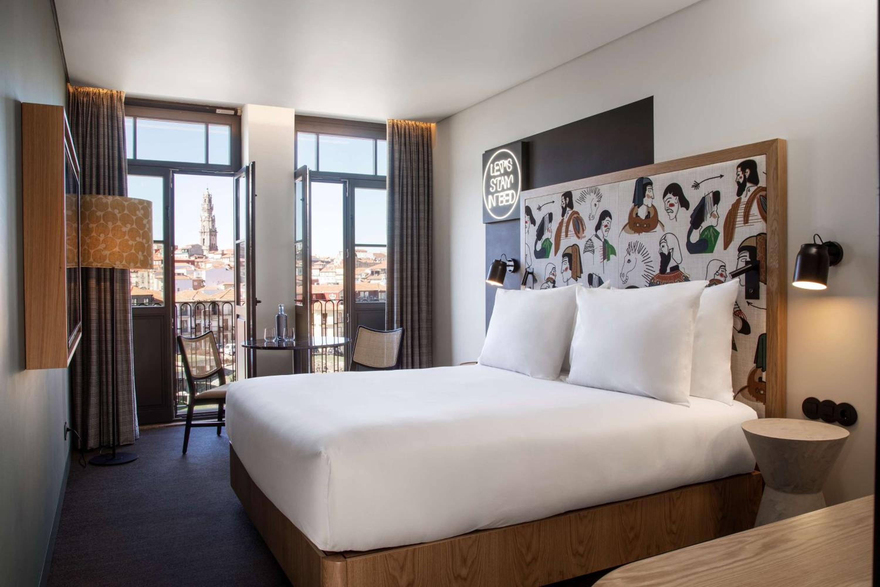 Superior King Room with City View - Photo 2