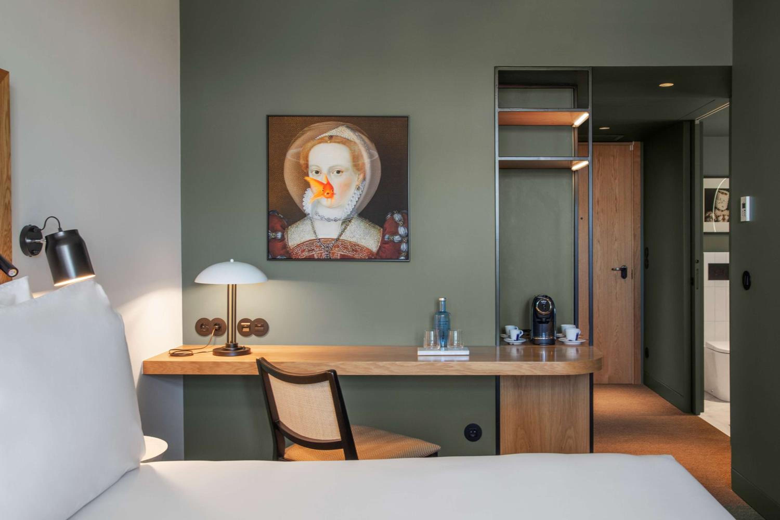 Superior King Room with City View - Photo 3