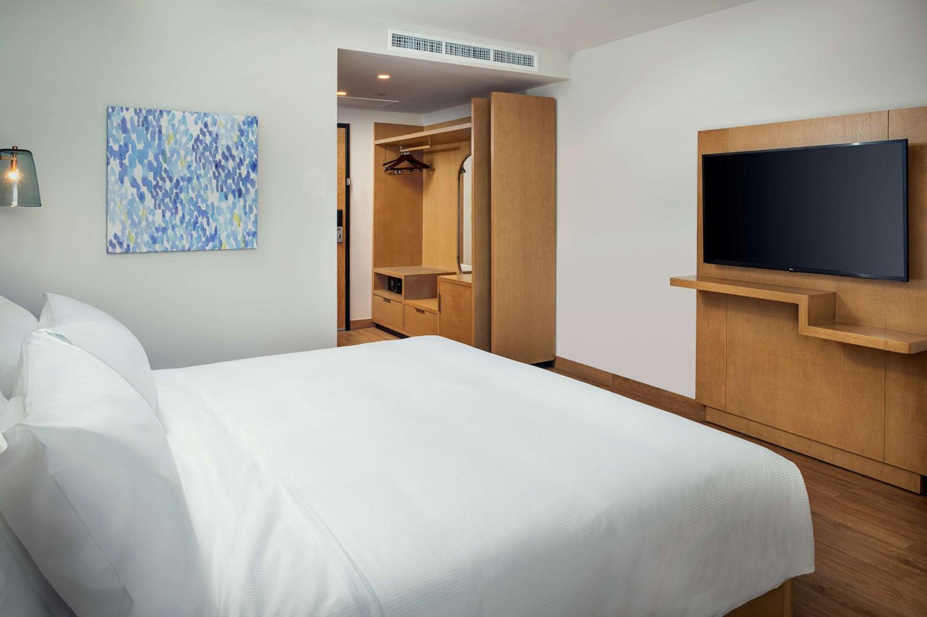 King Room with Roll-In Shower - Mobility/Hearing Accessible - Photo 2