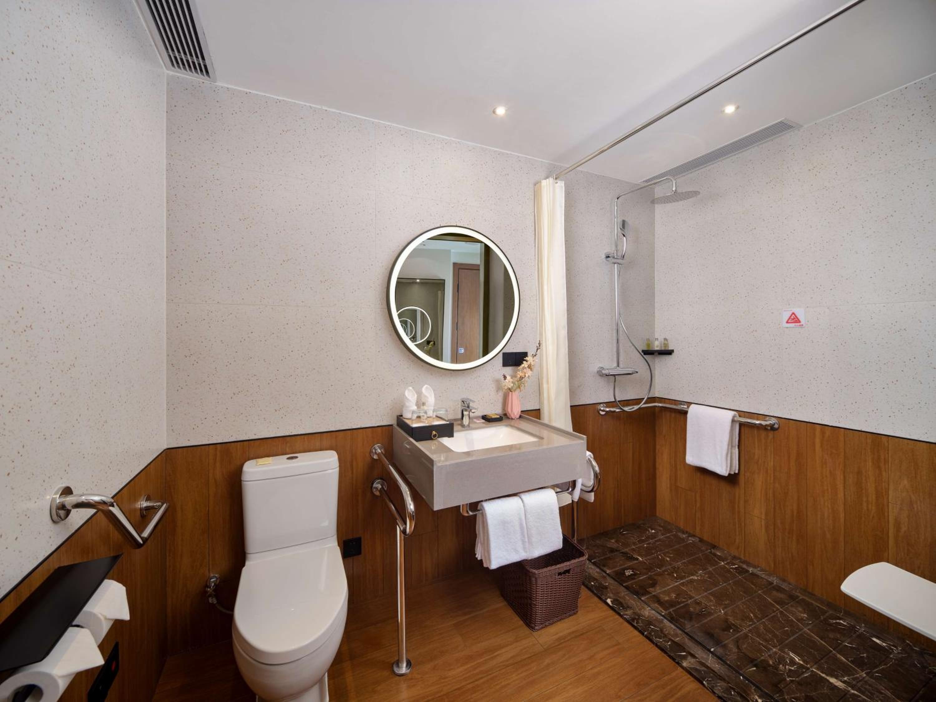 King Room - Mobility Accessible  - Photo 5