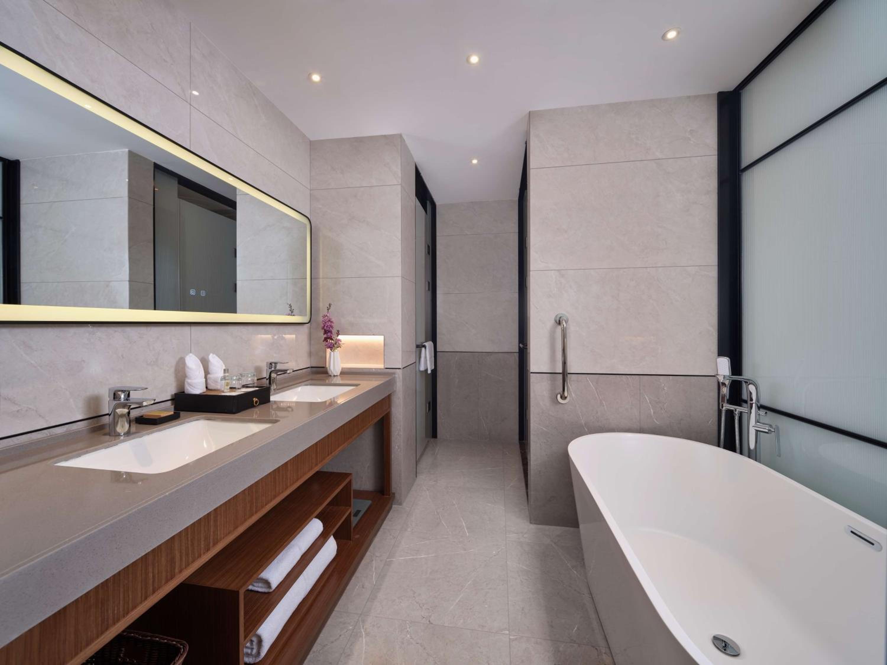 Deluxe King Room - Photo 4