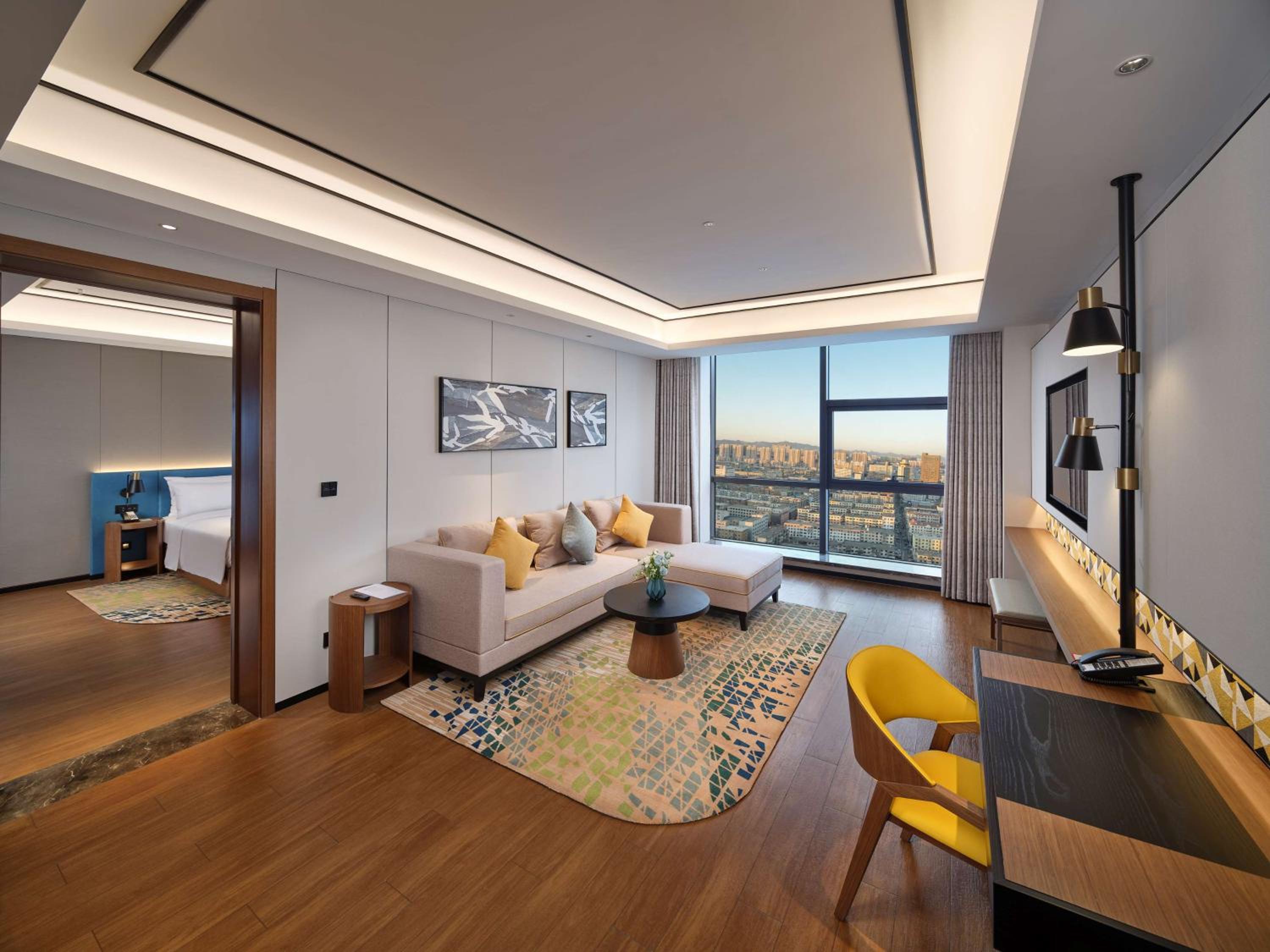 Deluxe King Suite - Photo 2