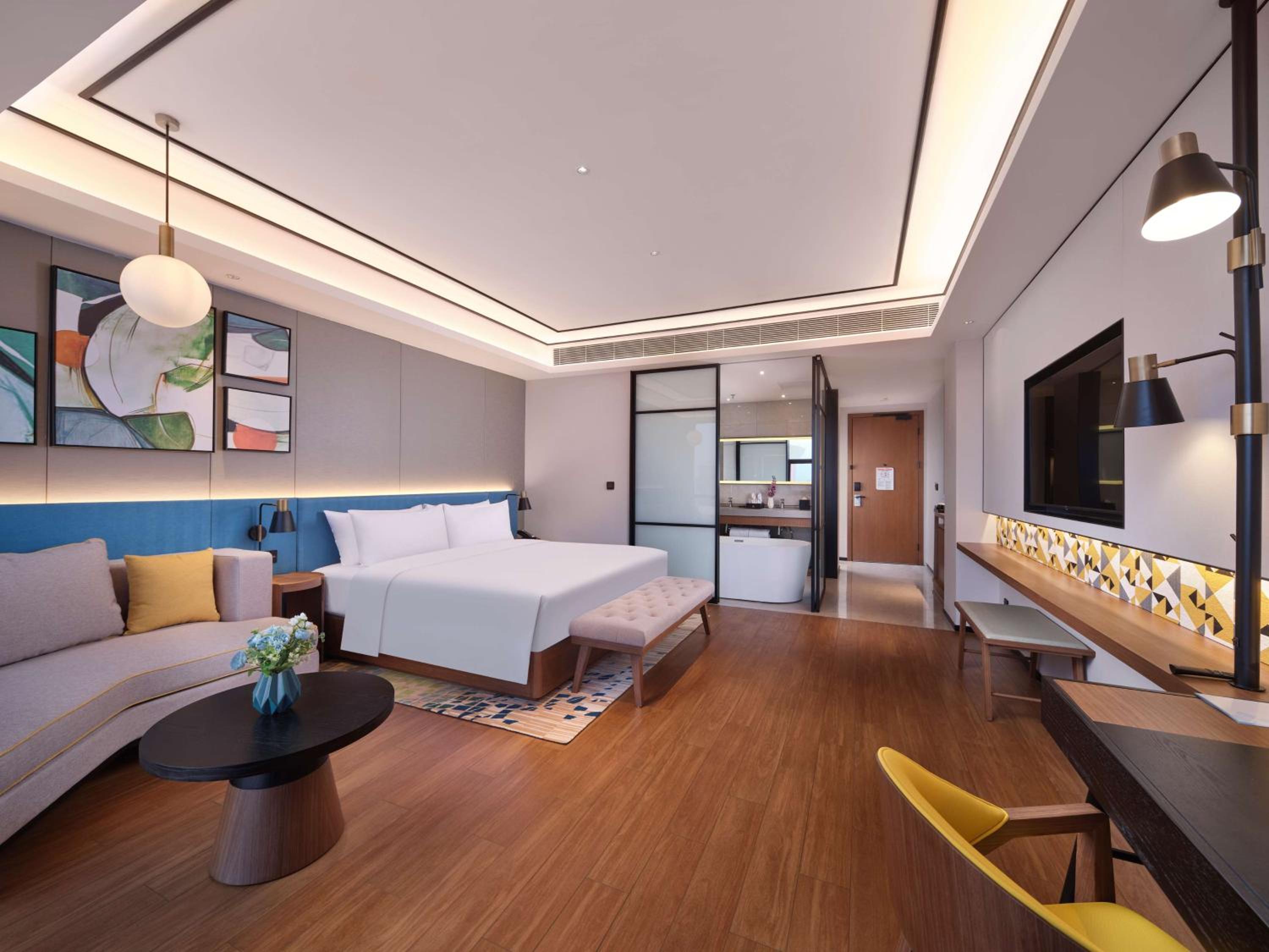 Deluxe King Room - Photo 2