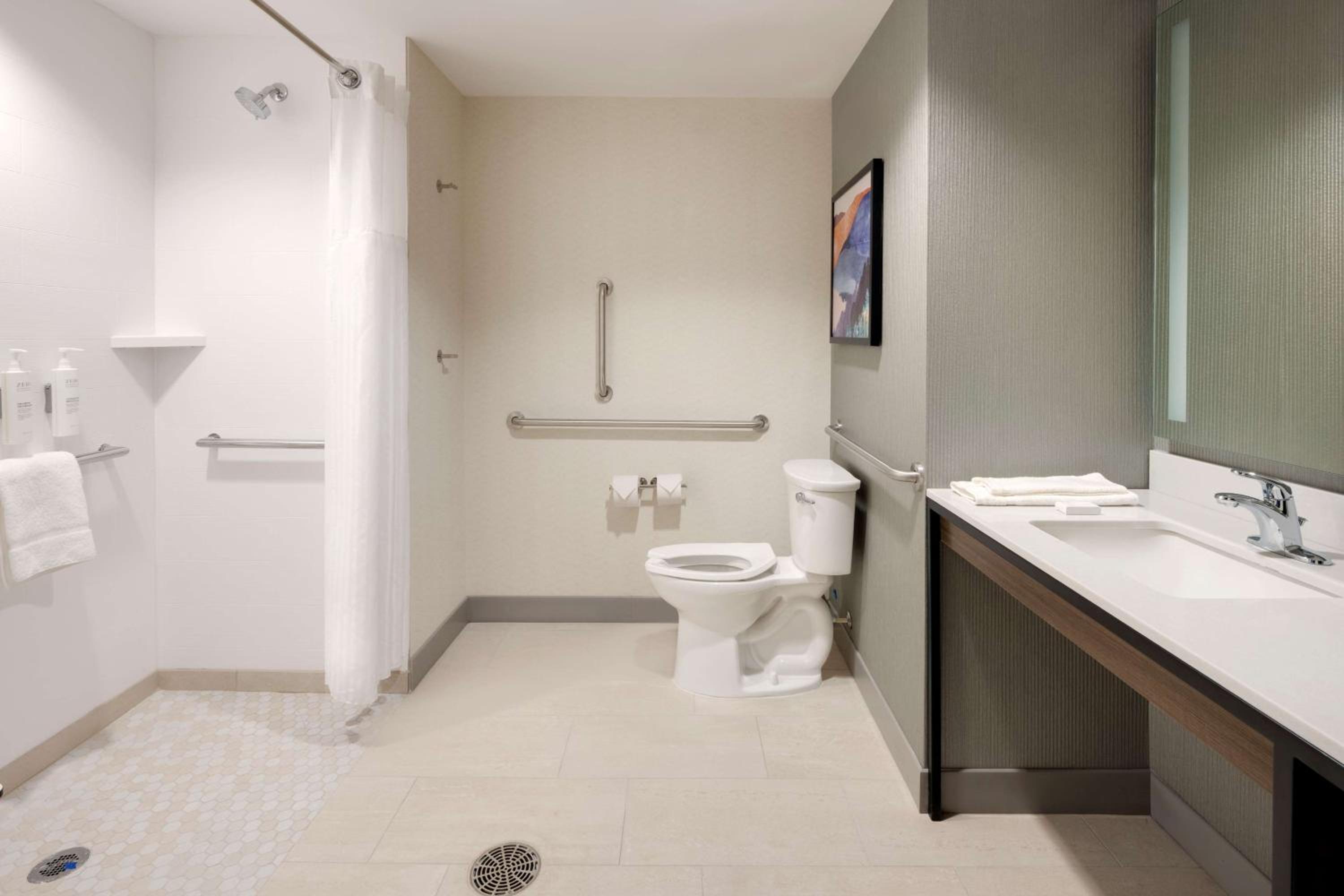 King Room with Mobility Accessible Tub - Photo 3