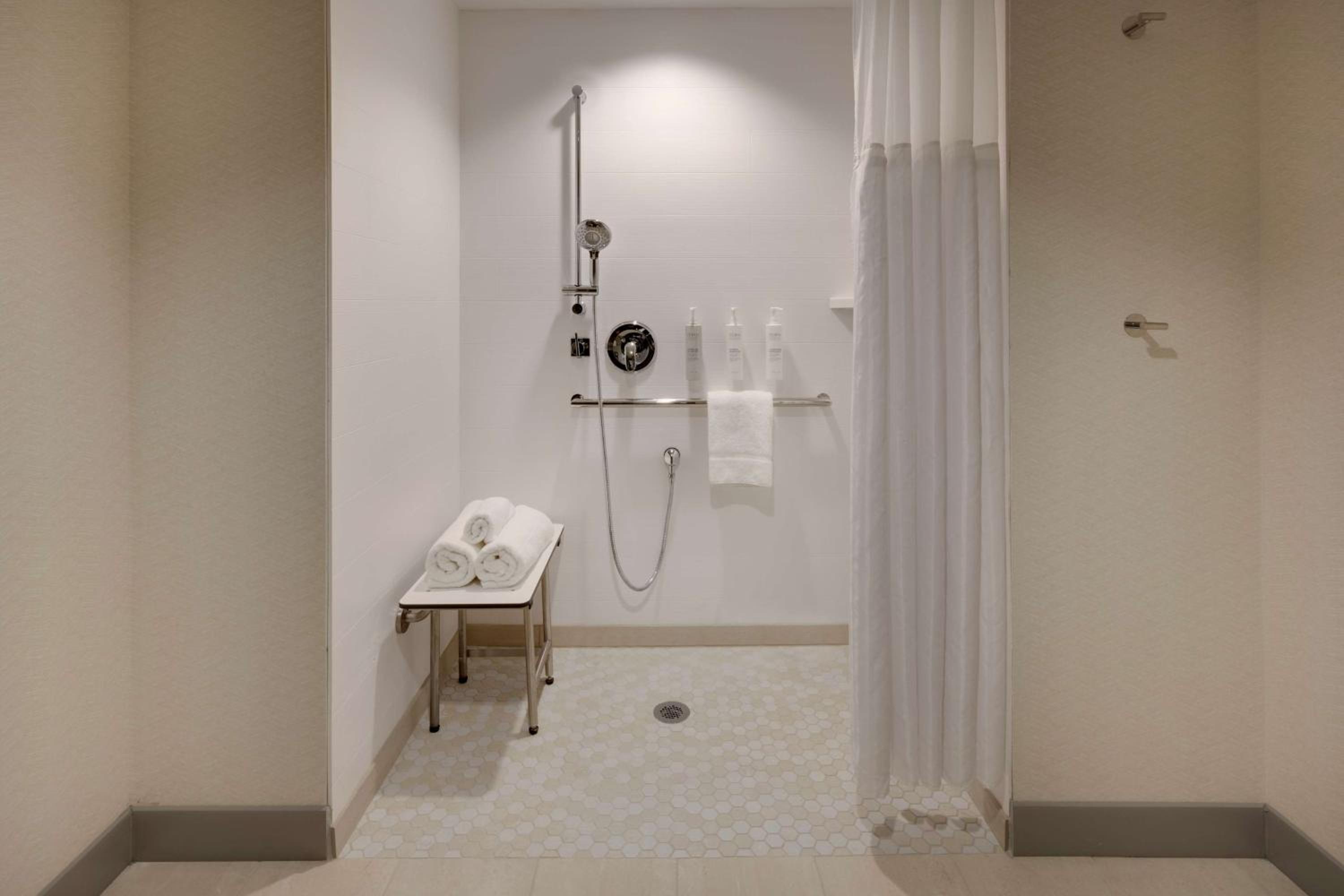 King Room with Mobility Accessible Tub - Photo 4