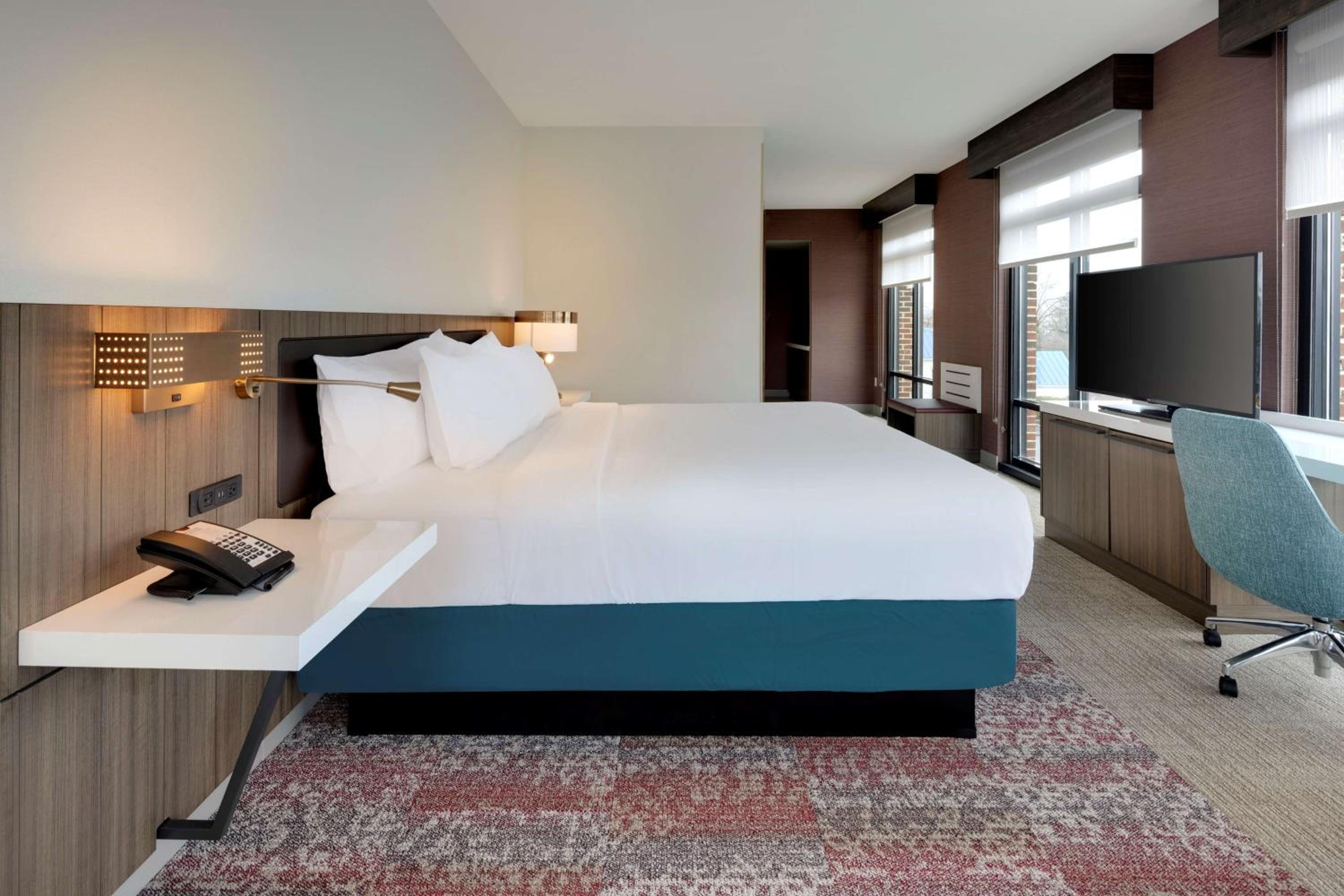 Deluxe King Room with City View - Photo 4