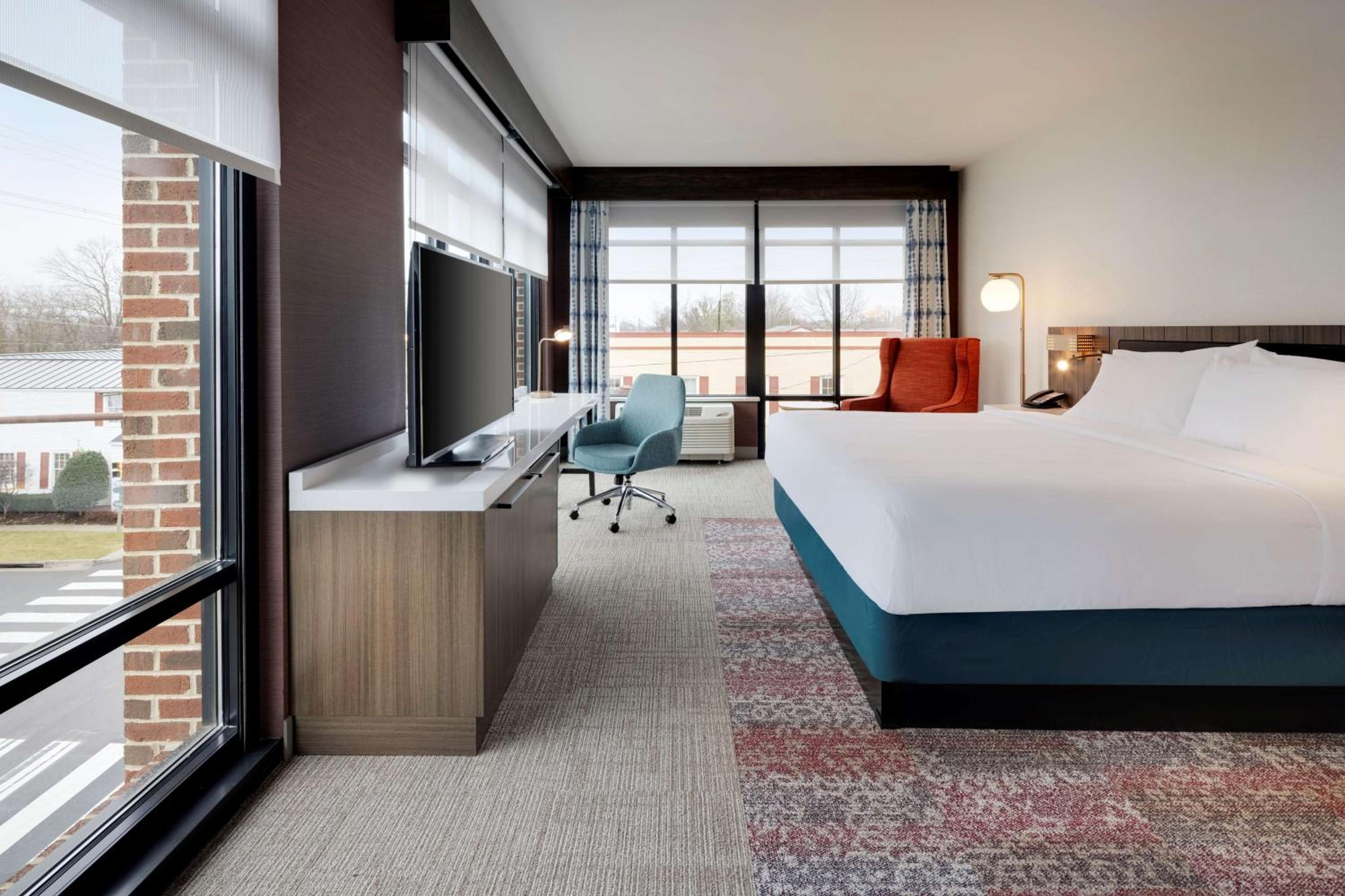 Deluxe King Room with City View - Photo 1