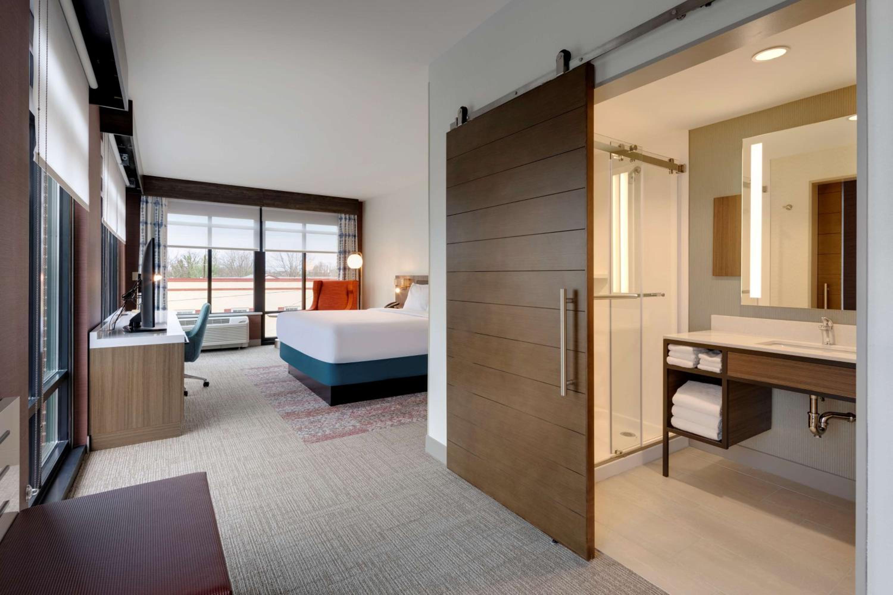 Deluxe King Room with City View - Photo 2