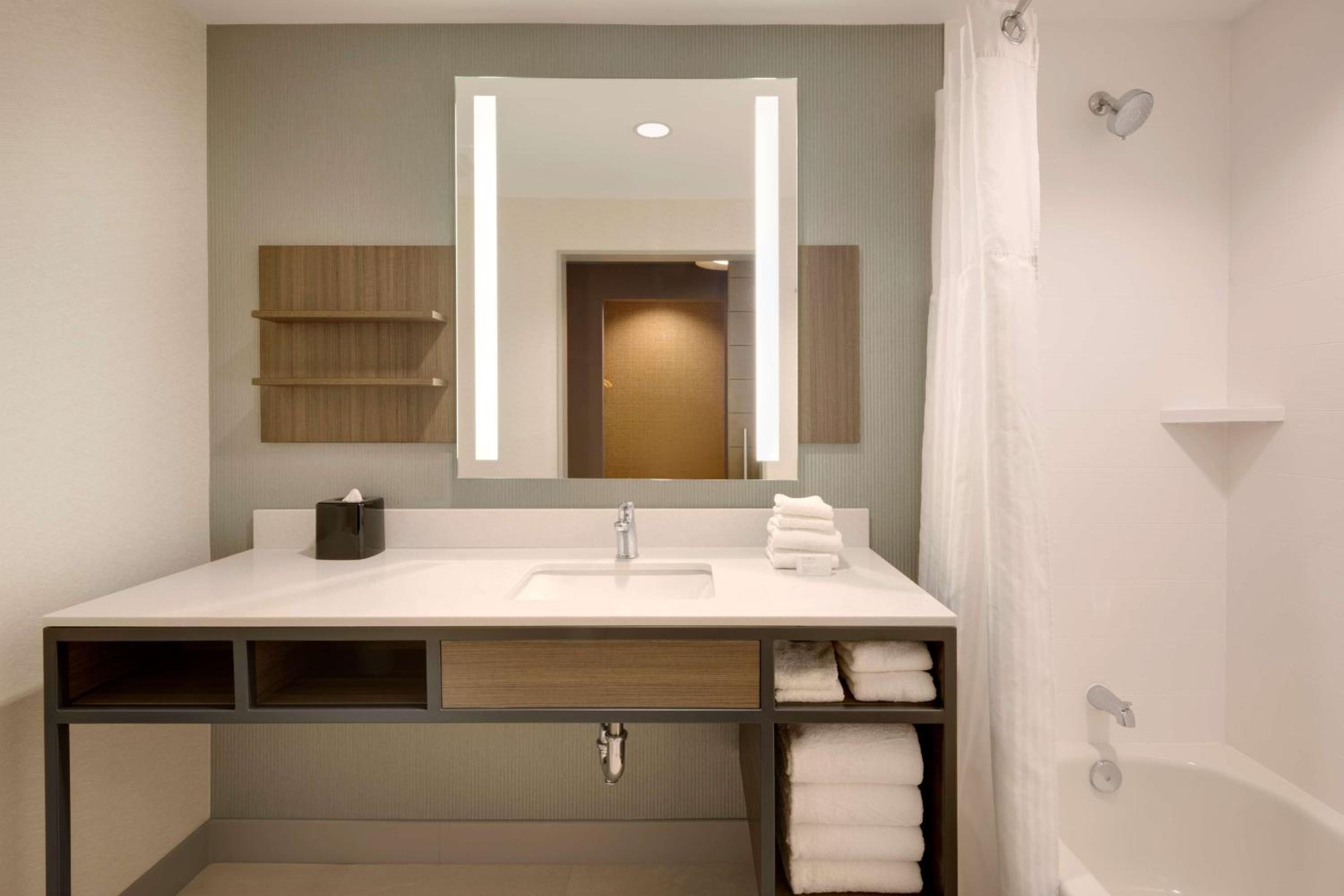 Queen Room with Two Queen Beds - Photo 3