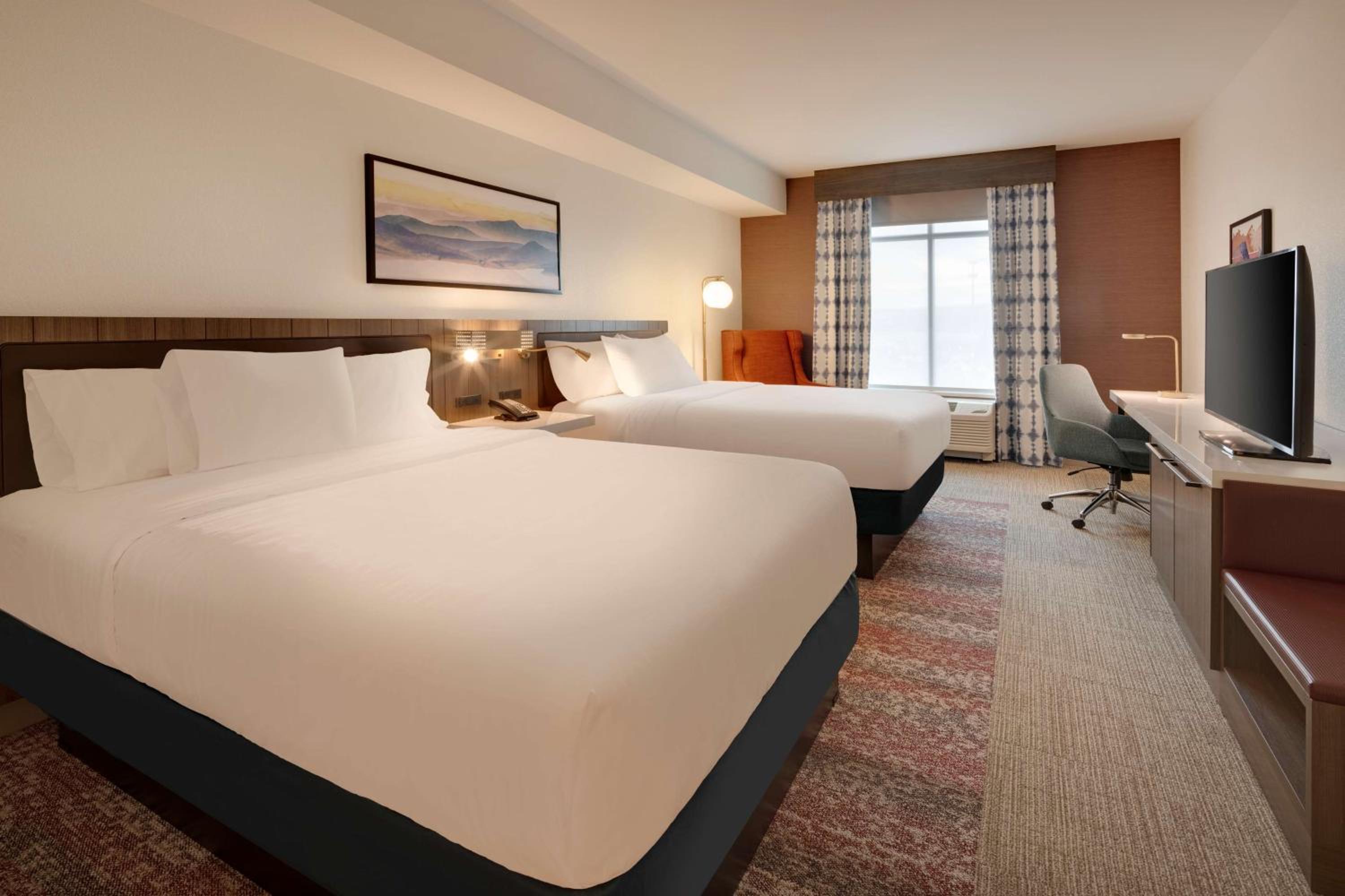 Queen Room with Two Queen Beds - Photo 2