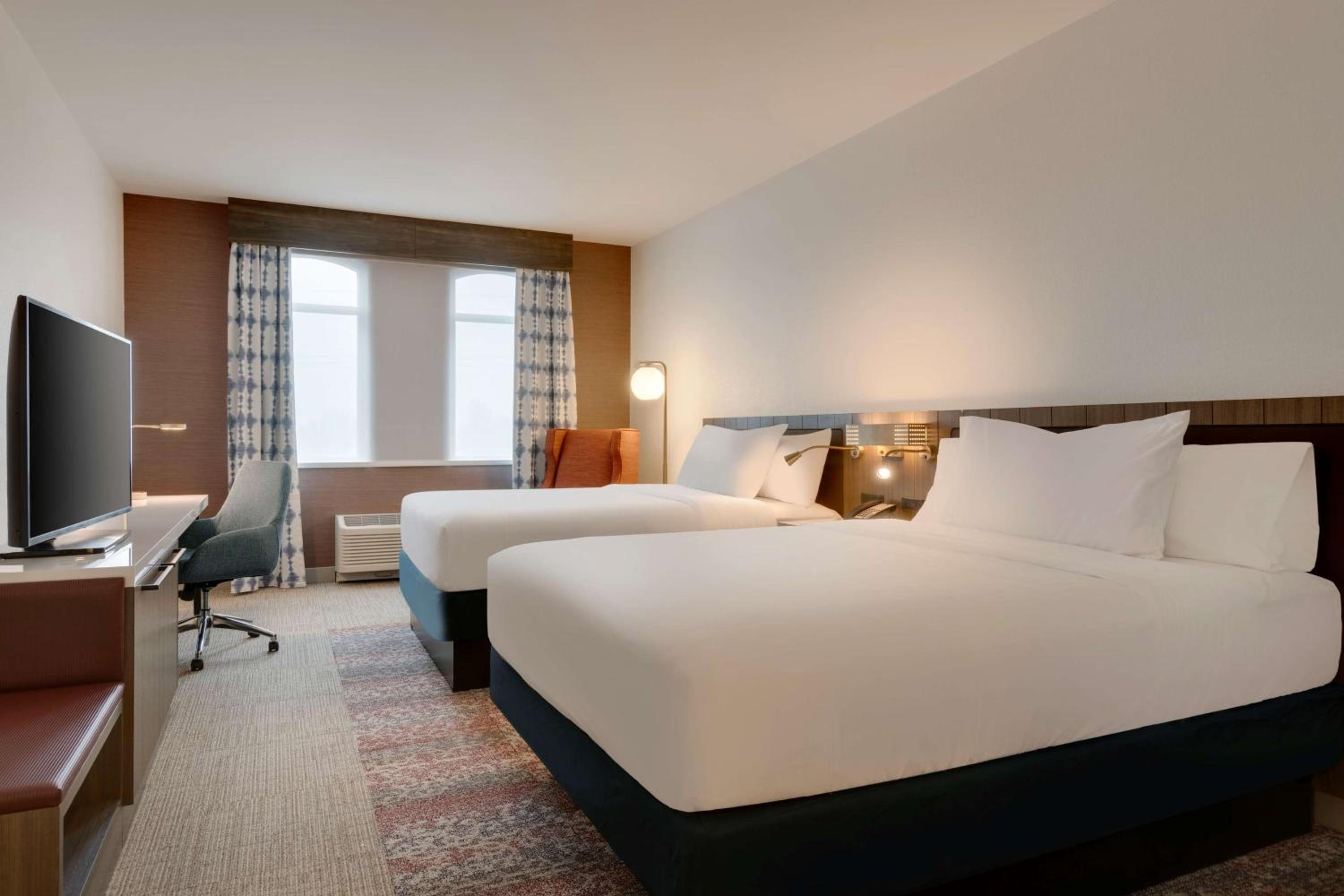 Queen Room with Two Queen Beds - Photo 4