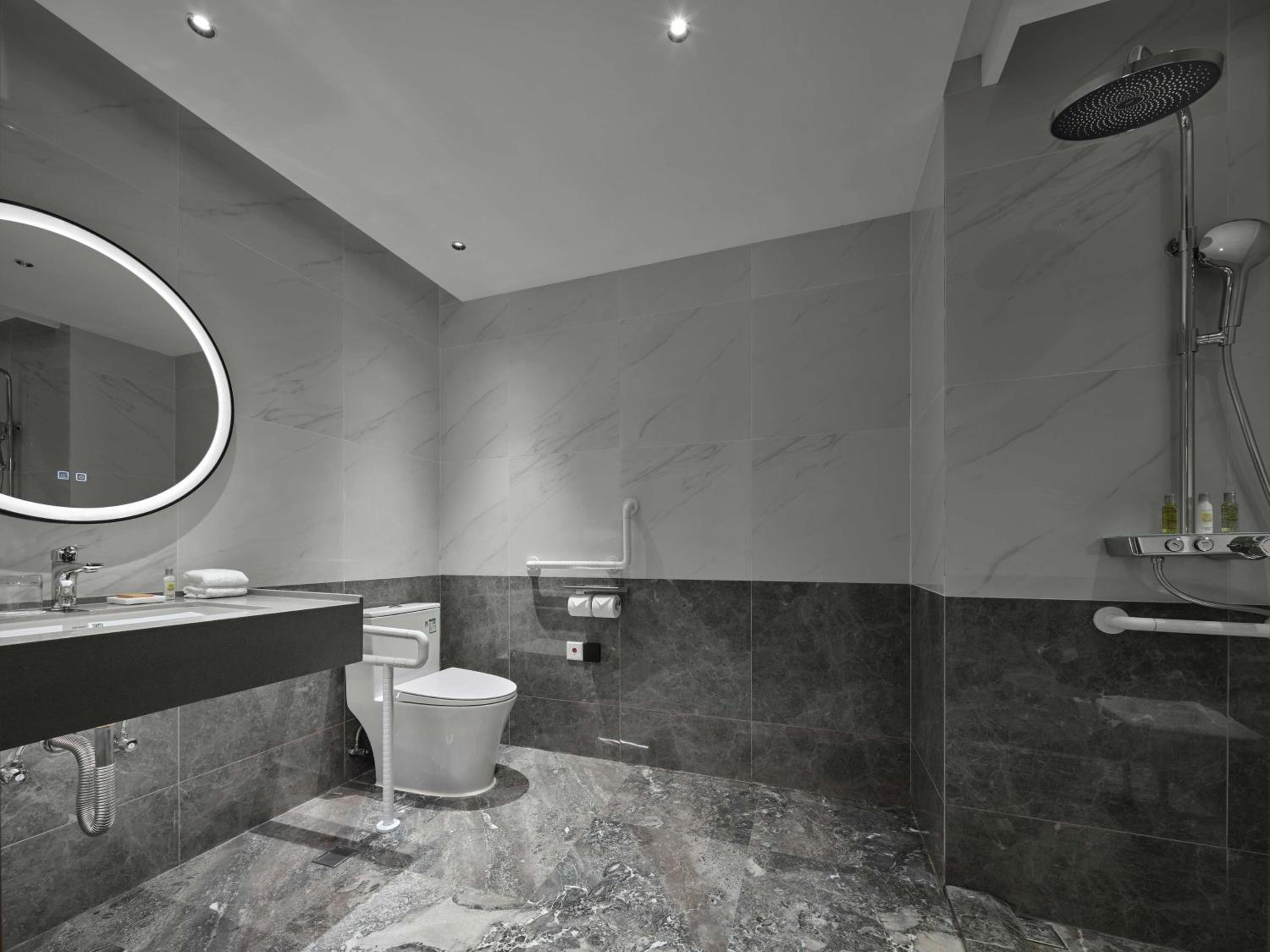 King Room - Mobility Accessible  - Photo 3