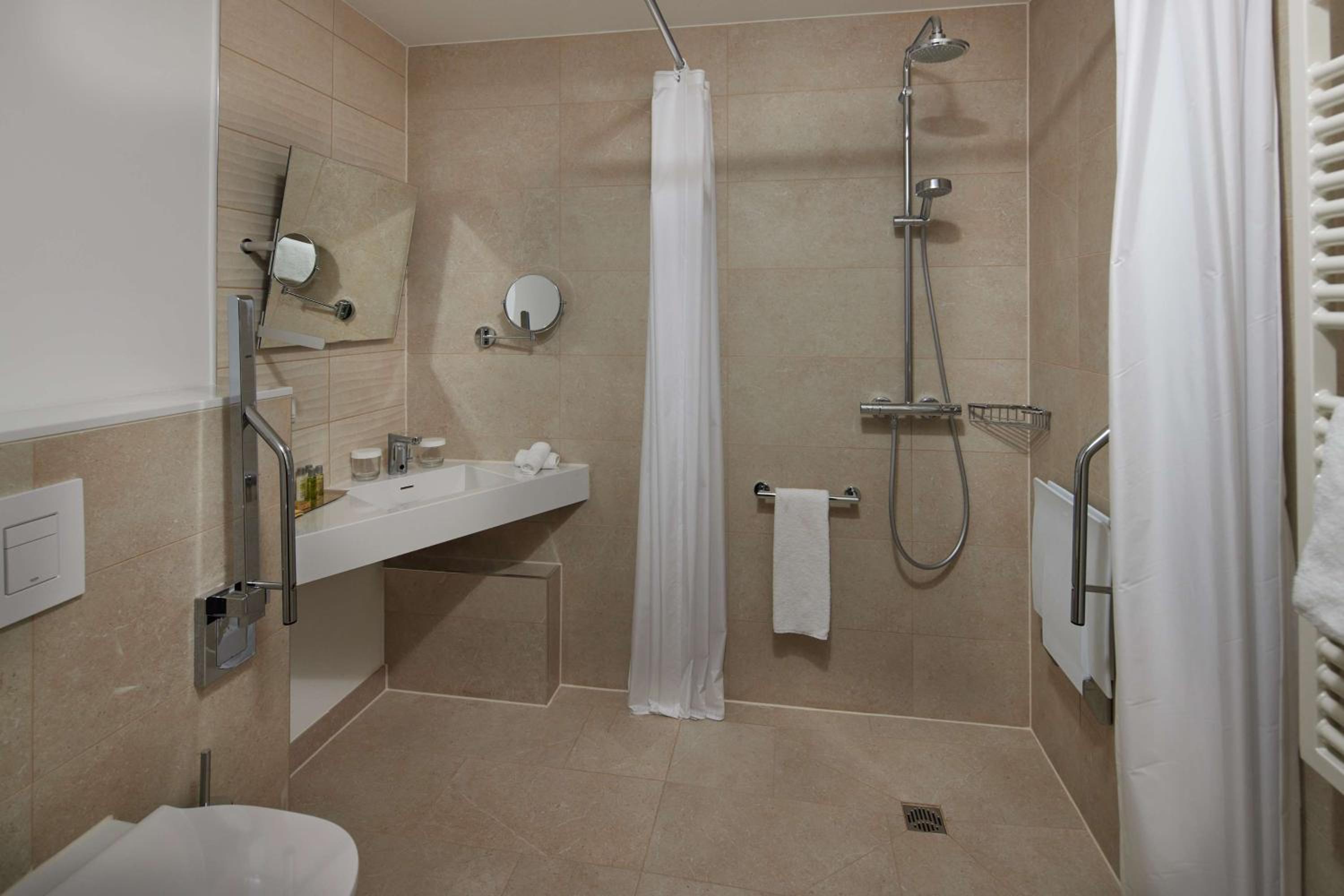 Queen Room - Accessible photo 2