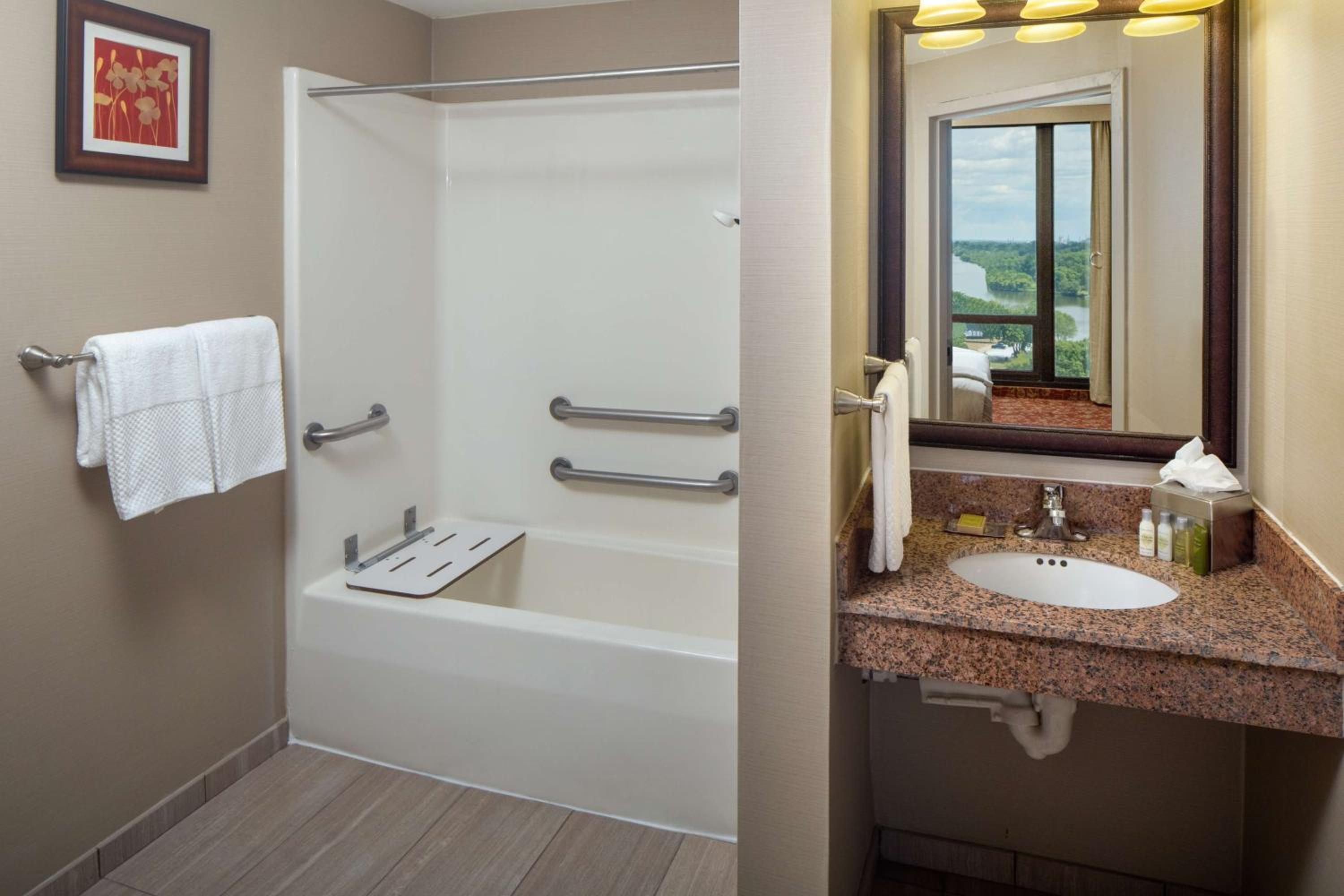 Queen Room with Bath Tub - Mobility/Hearing Accessible - Photo 2