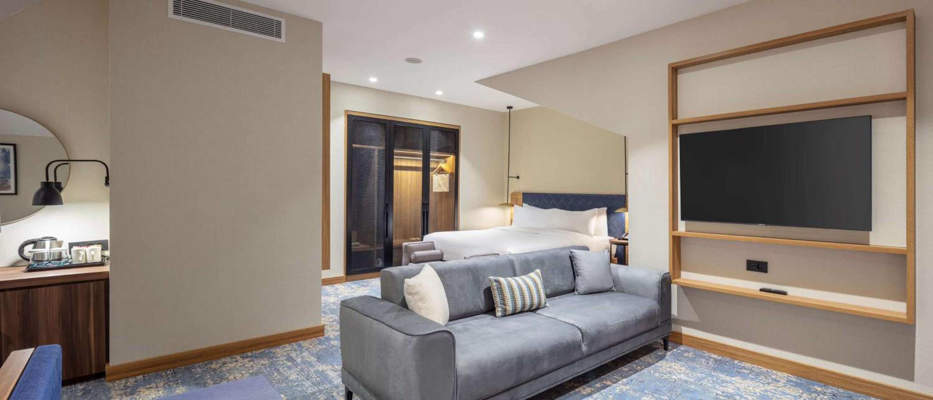 Junior King Suite with Mountain View