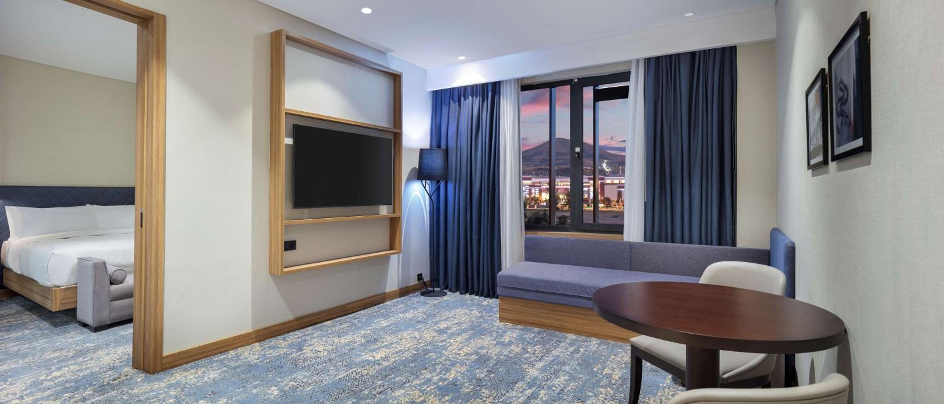 Deluxe One-Bedroom King Suite - Mountain View