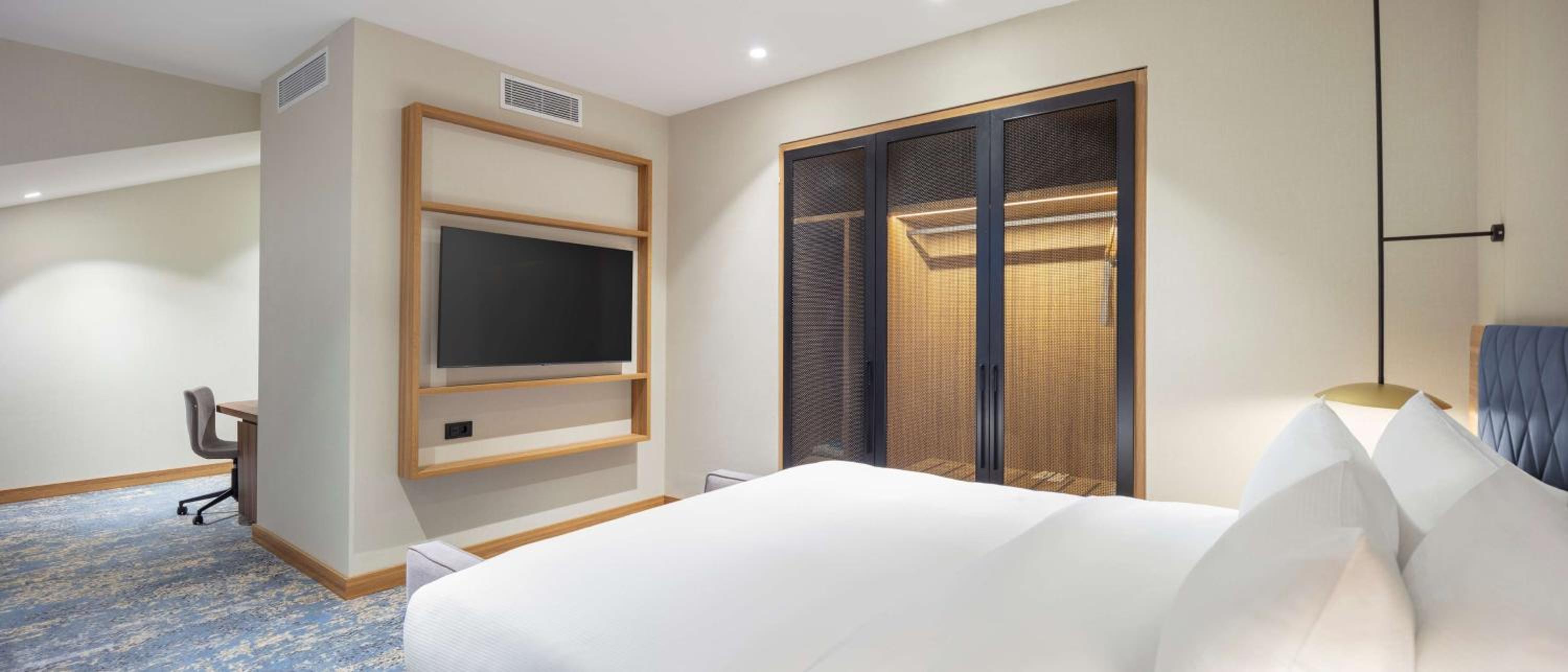 Junior King Suite with Mountain View thumbnail 5