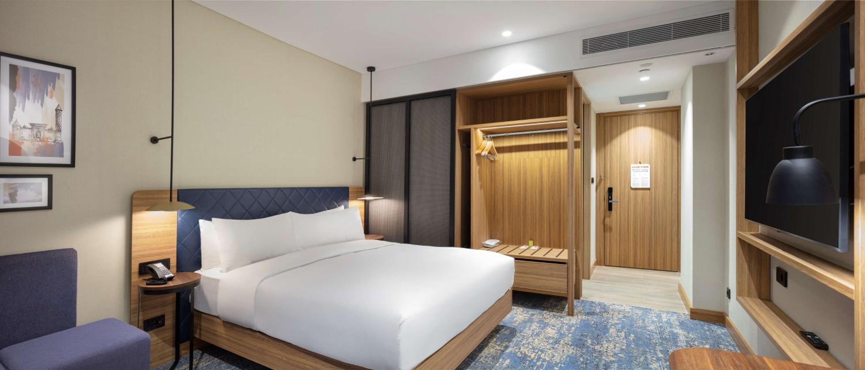 King Room with Sofa Bed thumbnail 5