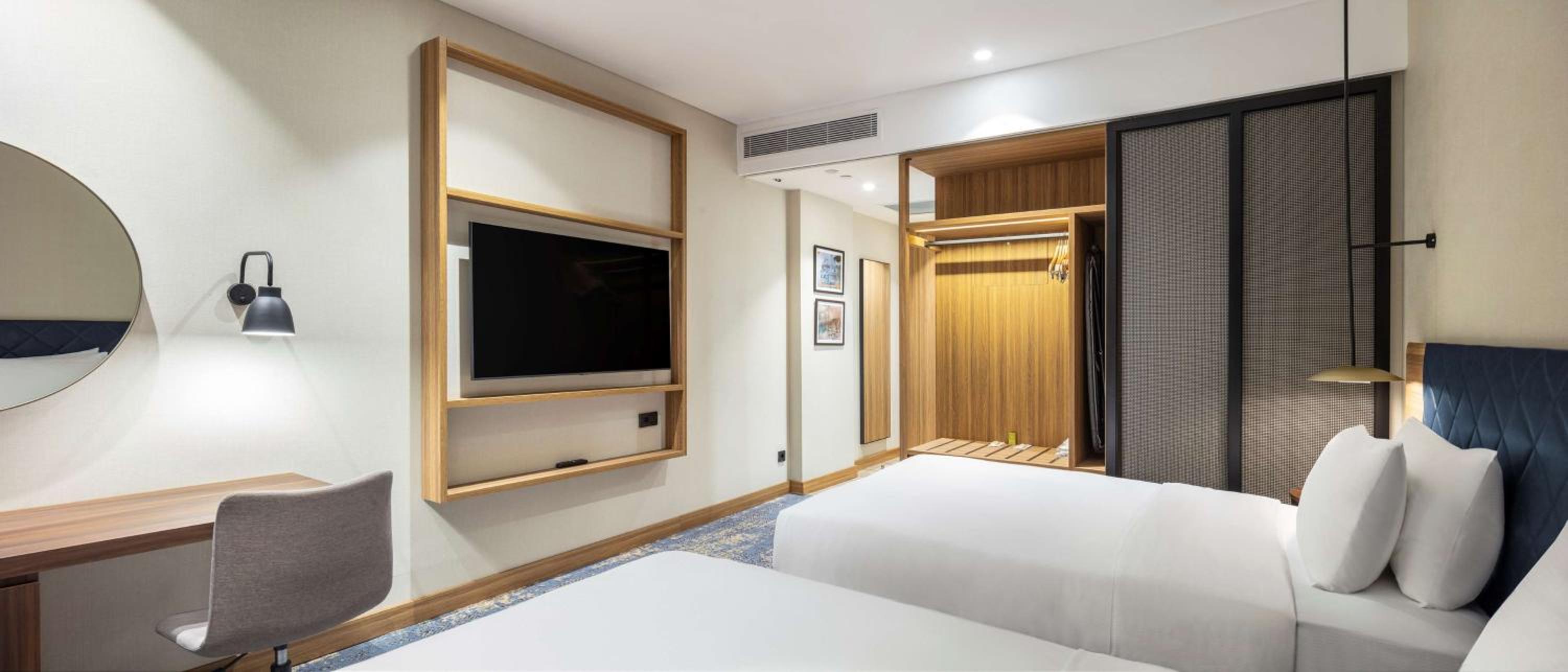 Twin Room with View thumbnail 5