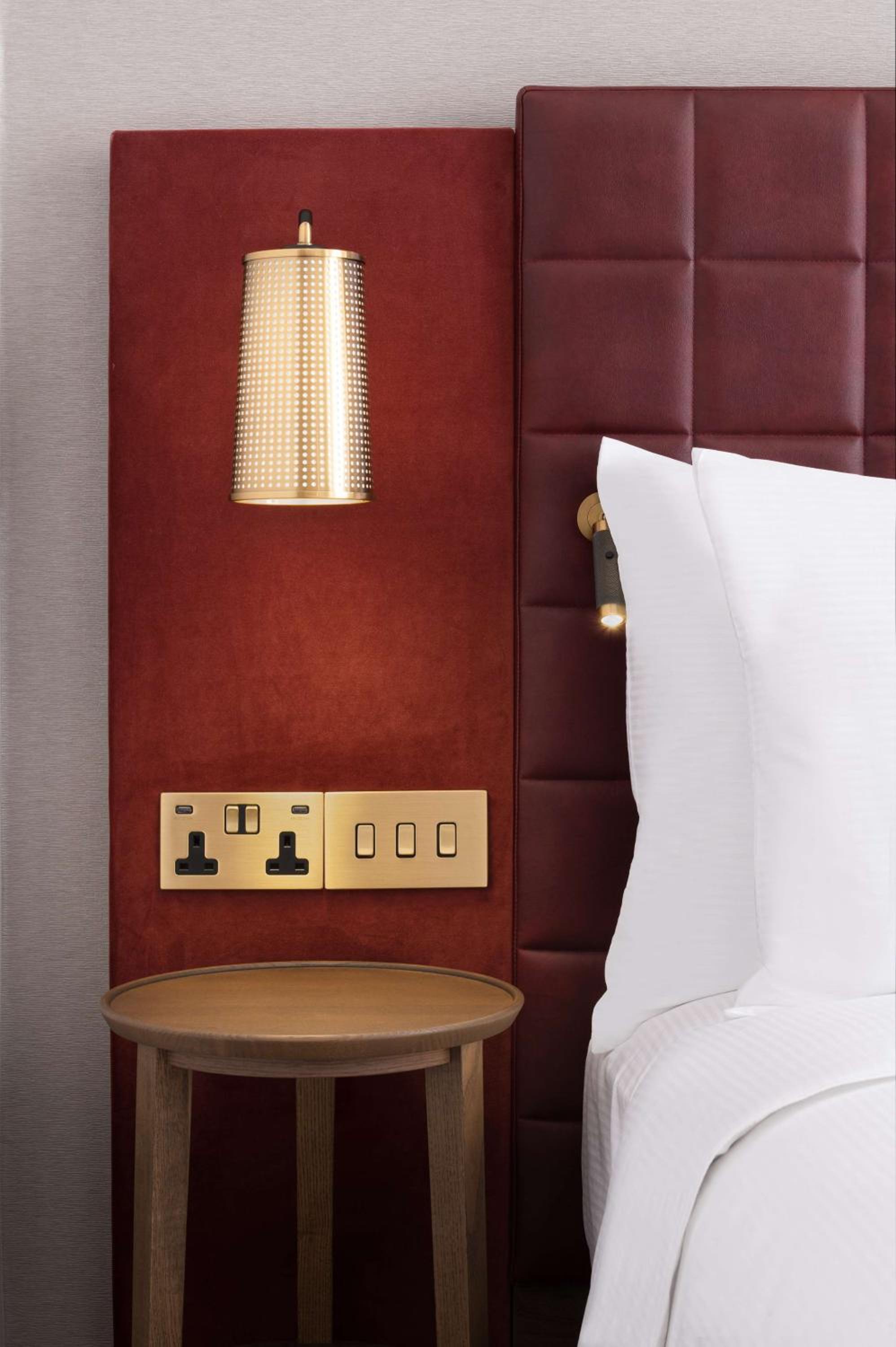 Superior King Room thumbnail 5