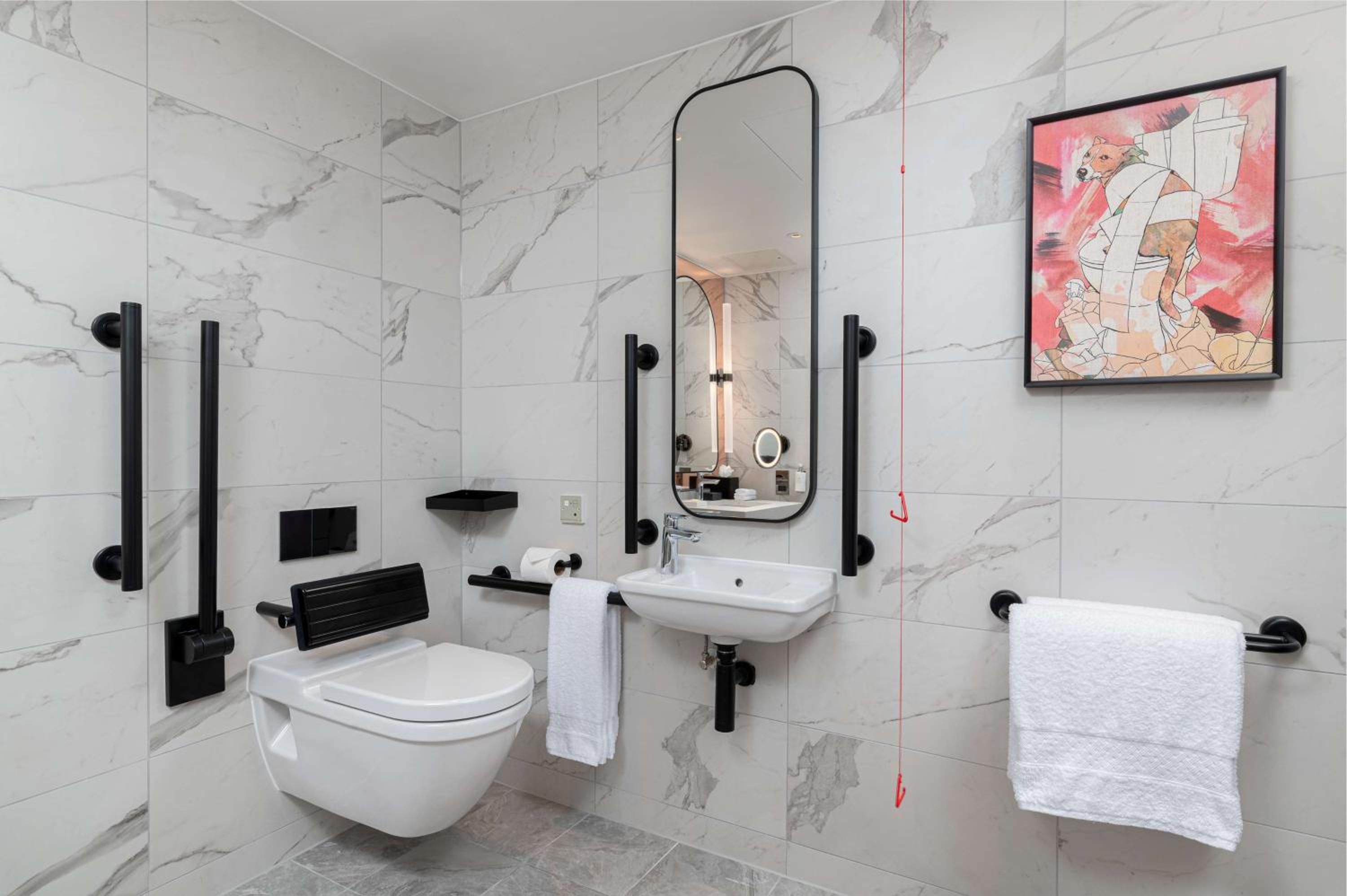 Queen Room - Accessible thumbnail 6