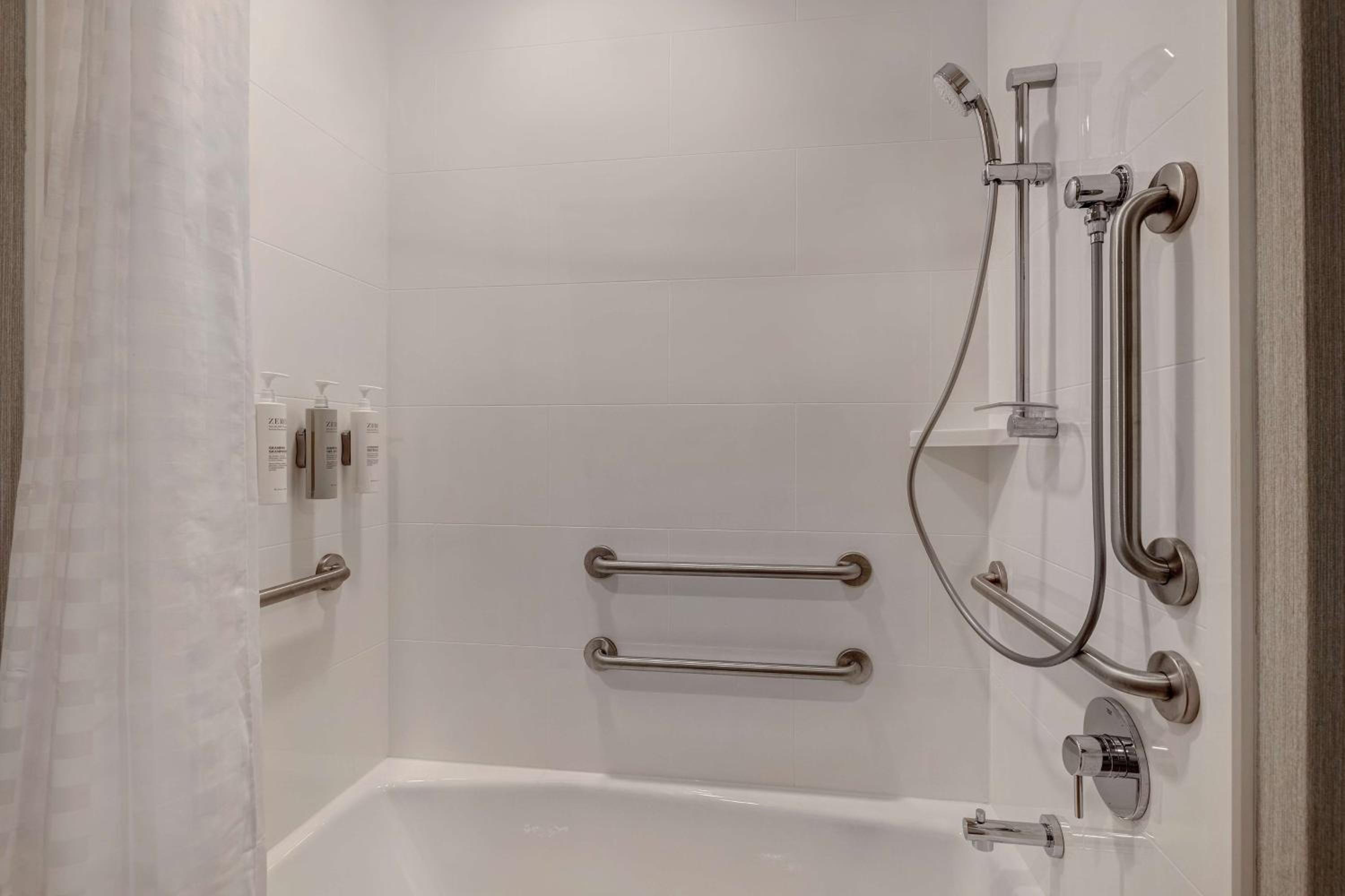 King Studio Suite with Tub - Mobility/Hearing Accessible - Photo 4