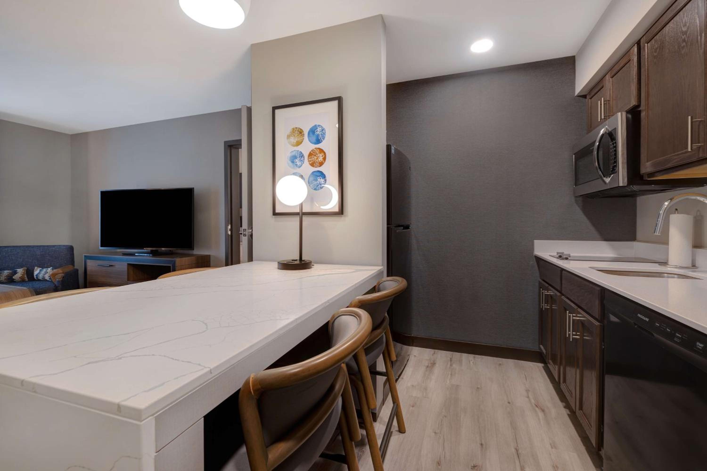 One-Bedroom King Suite - Photo 4