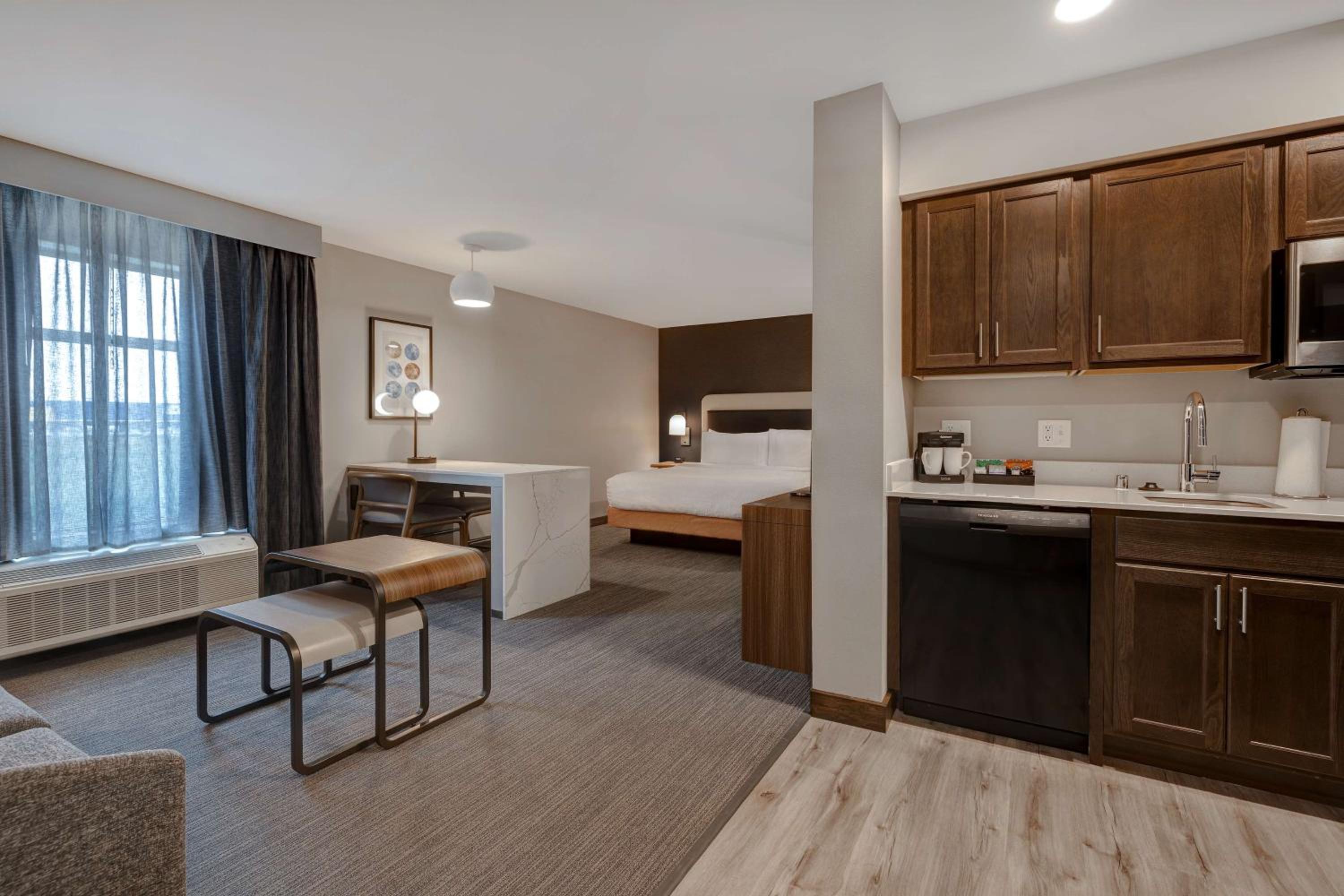 King Studio Suite with Tub - Mobility/Hearing Accessible - Photo 3