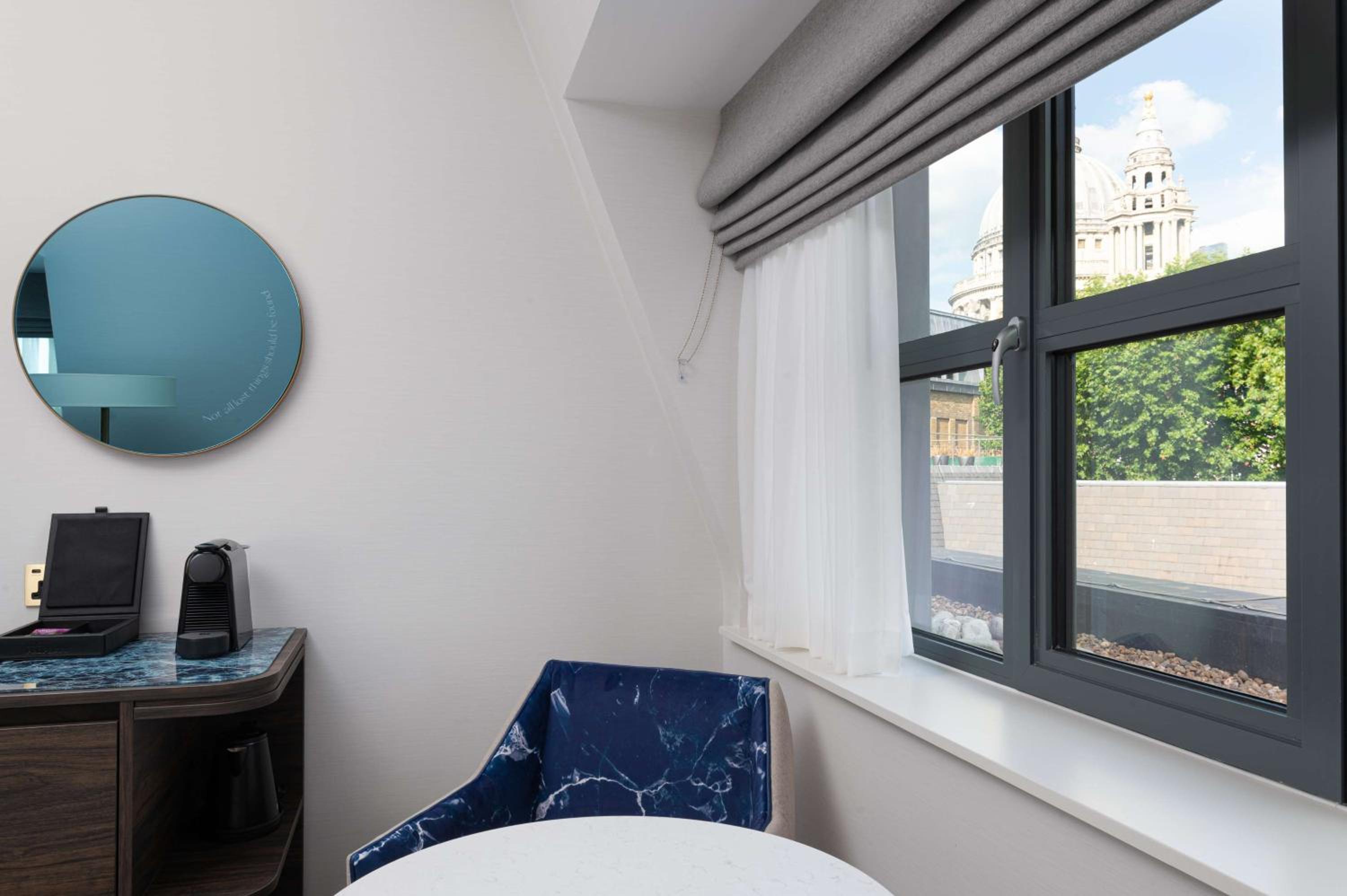 Deluxe Queen Room with View thumbnail 5