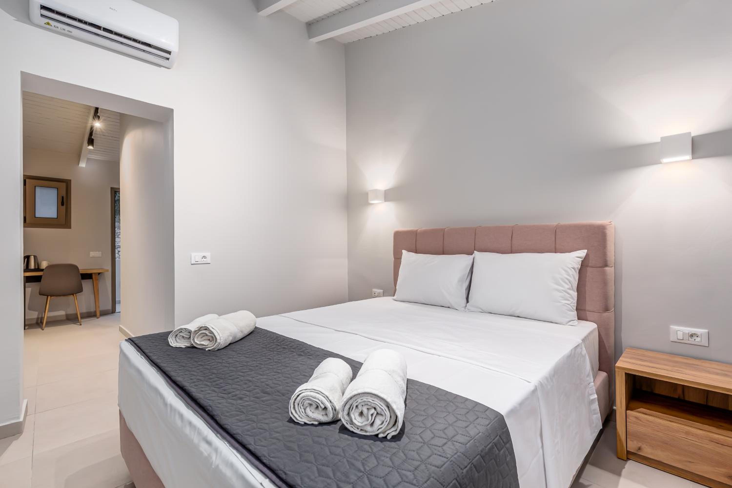 Superior Room with Sea View - Photo 10