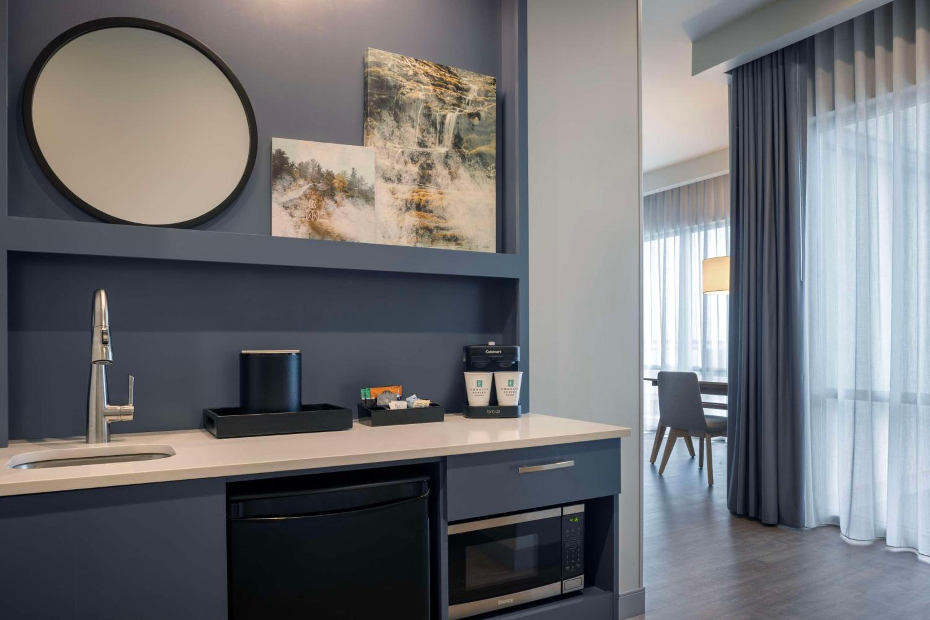 Corner King Suite with City View photo 3