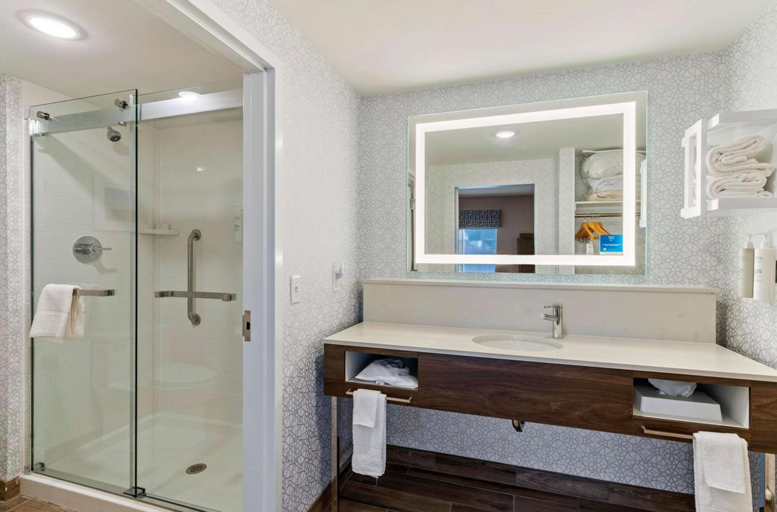 King Room with Microwave and Fridge - Photo 4