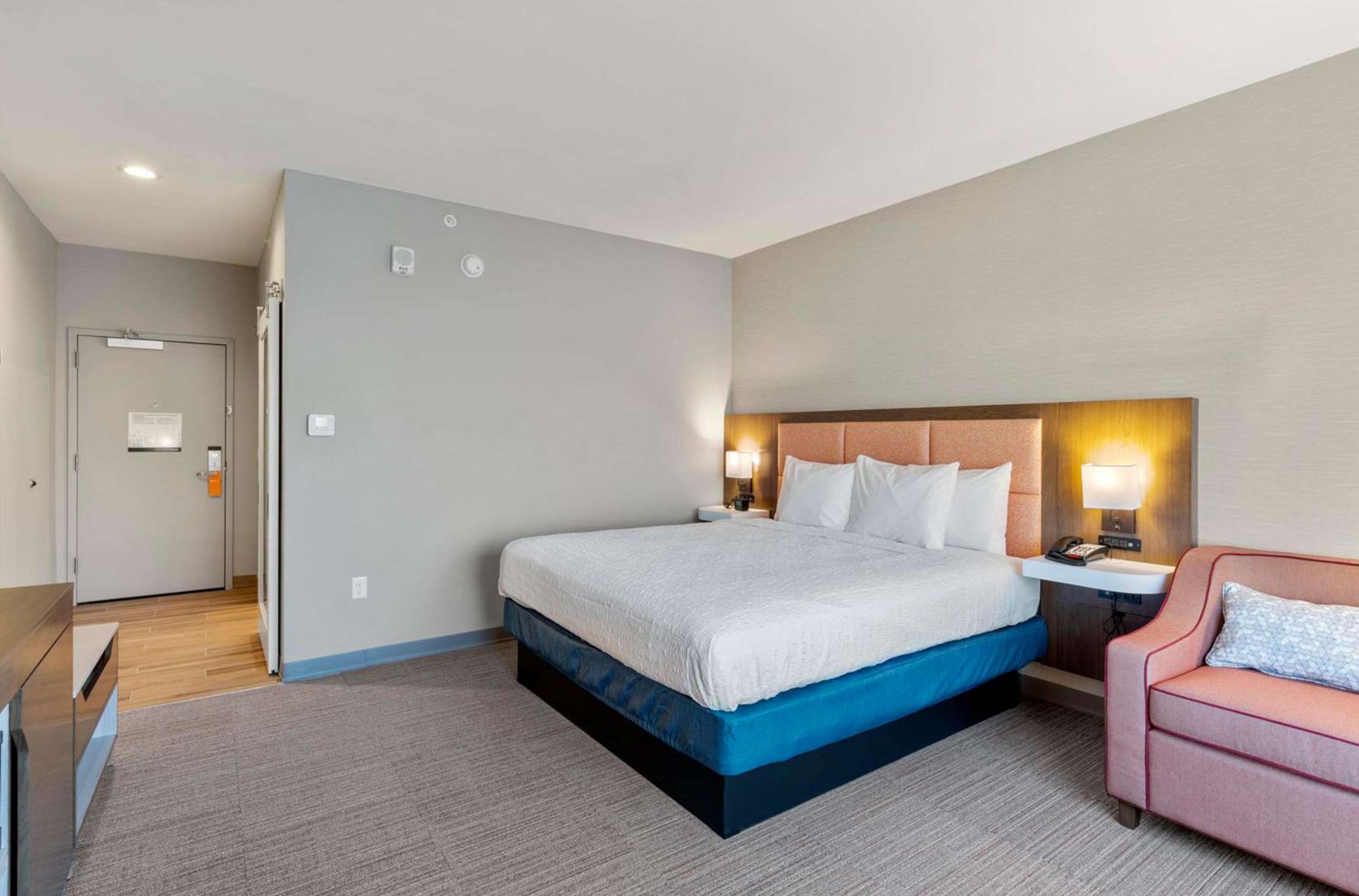 King Room with Microwave and Fridge - Photo 2